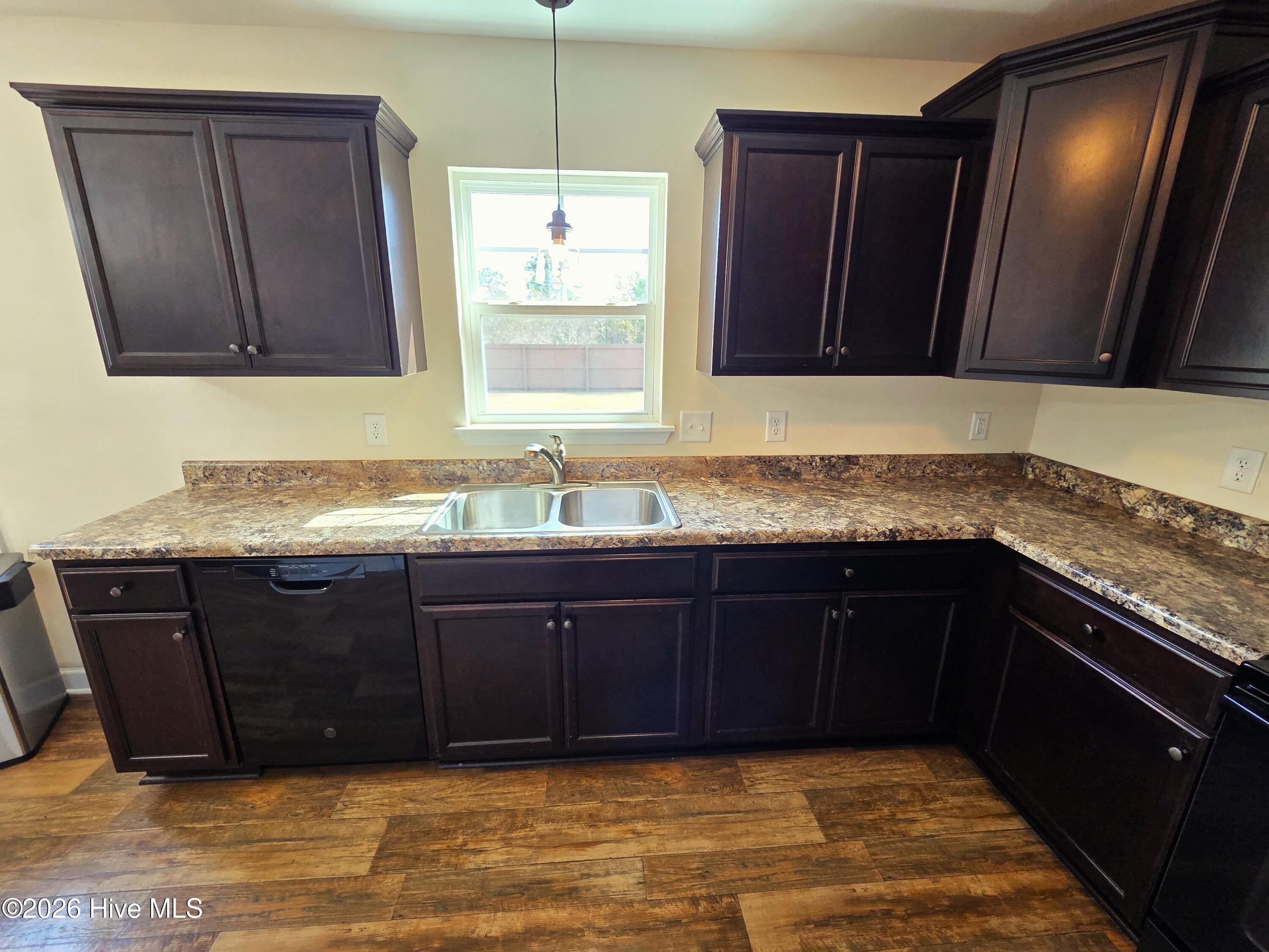 100527843 | Photo 22