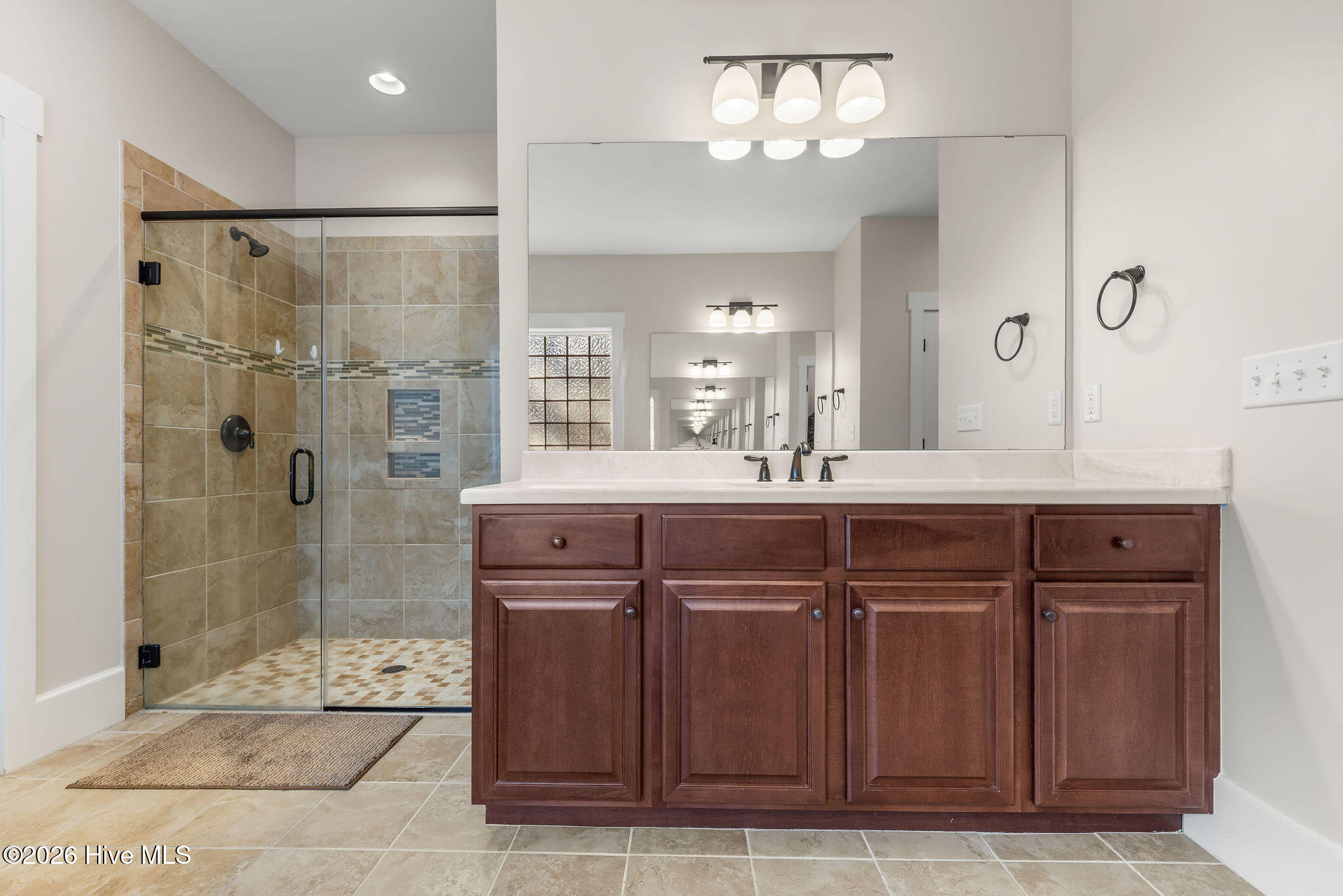 100548590 | Photo 24