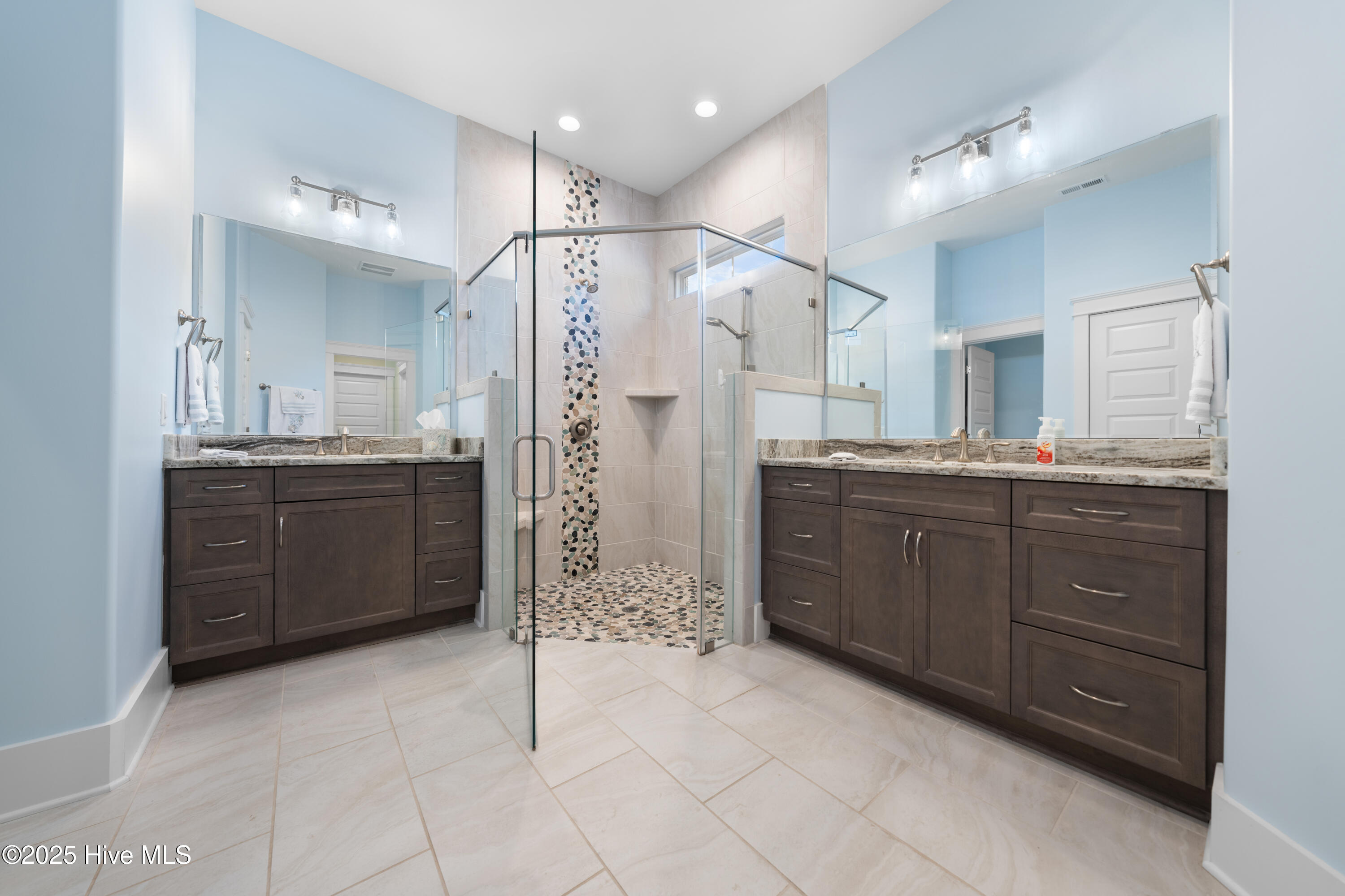 100494528 | Photo 40