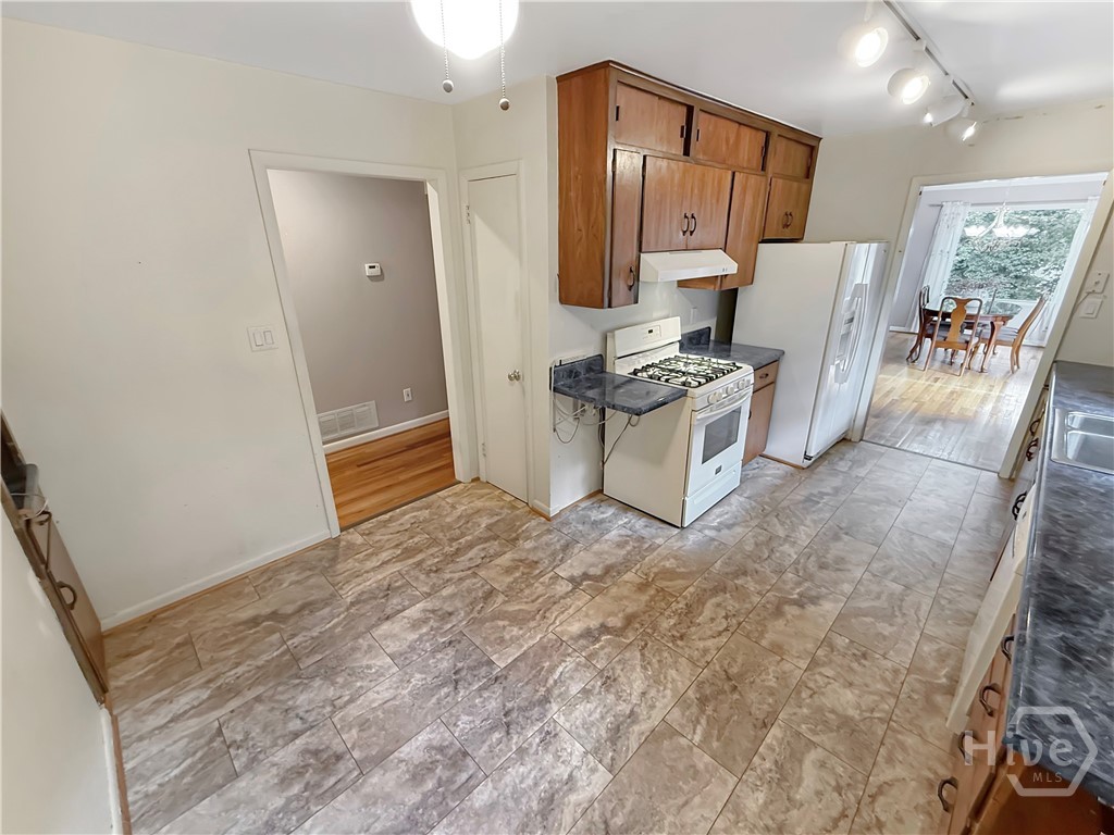 Upper Level Eat-In Kitchen
