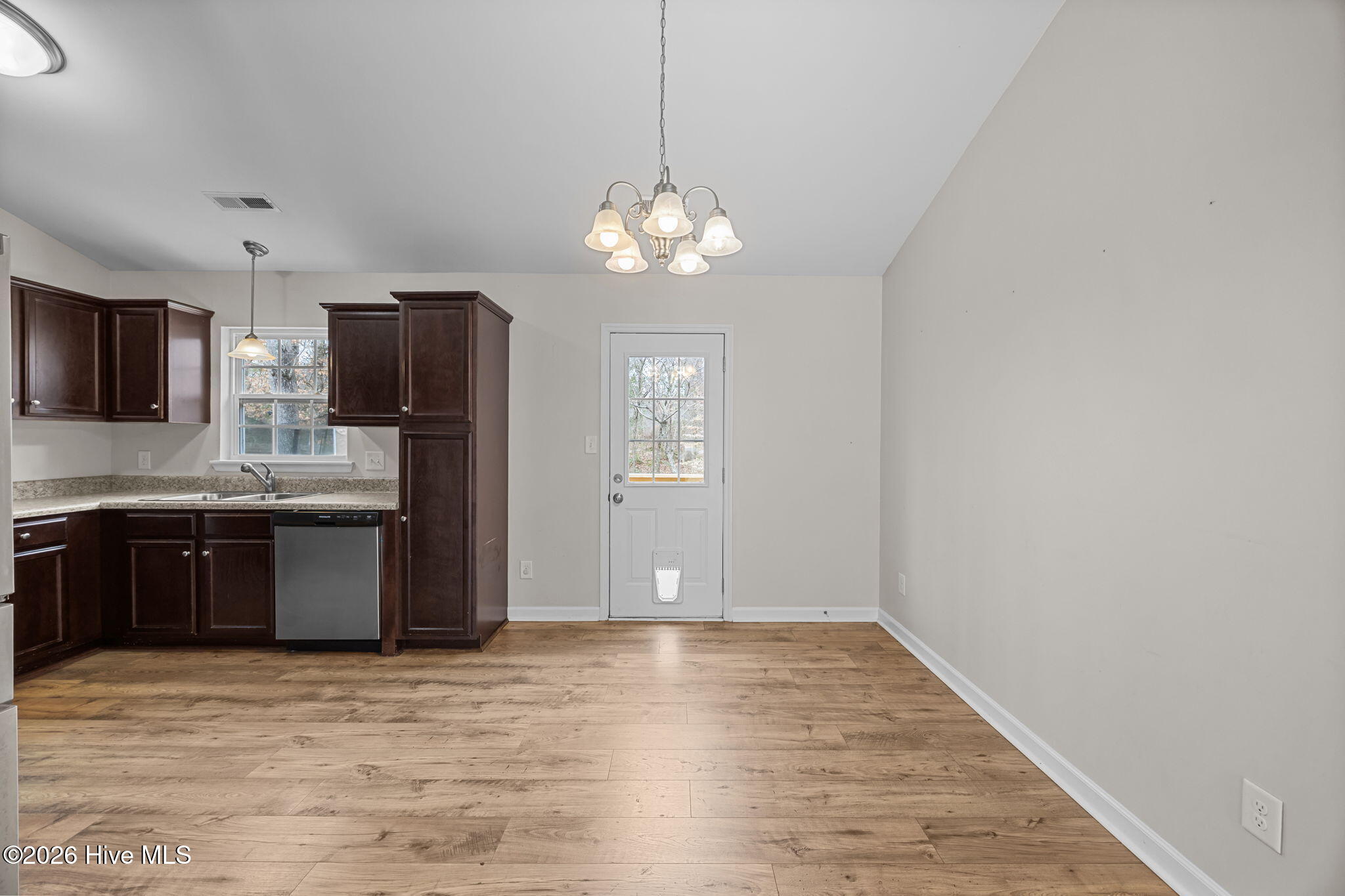 100557959 | Photo 18