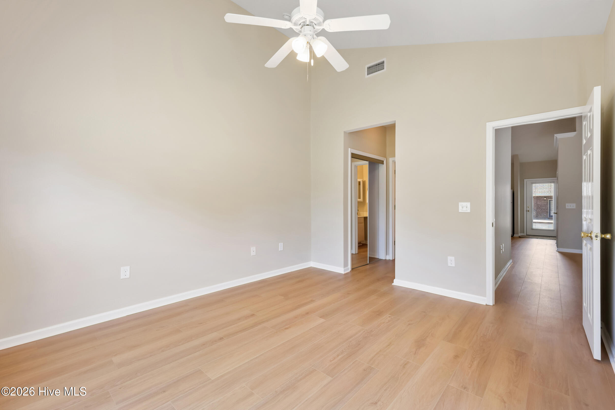 100569143 | Photo 12