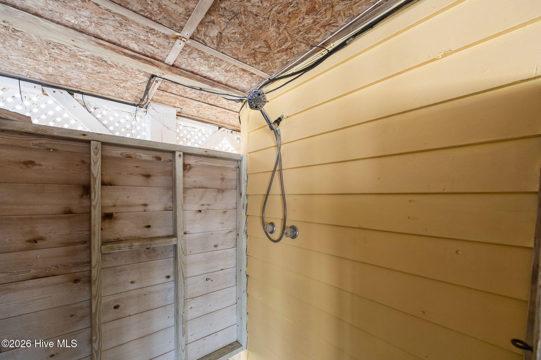 100562475 | Photo 30