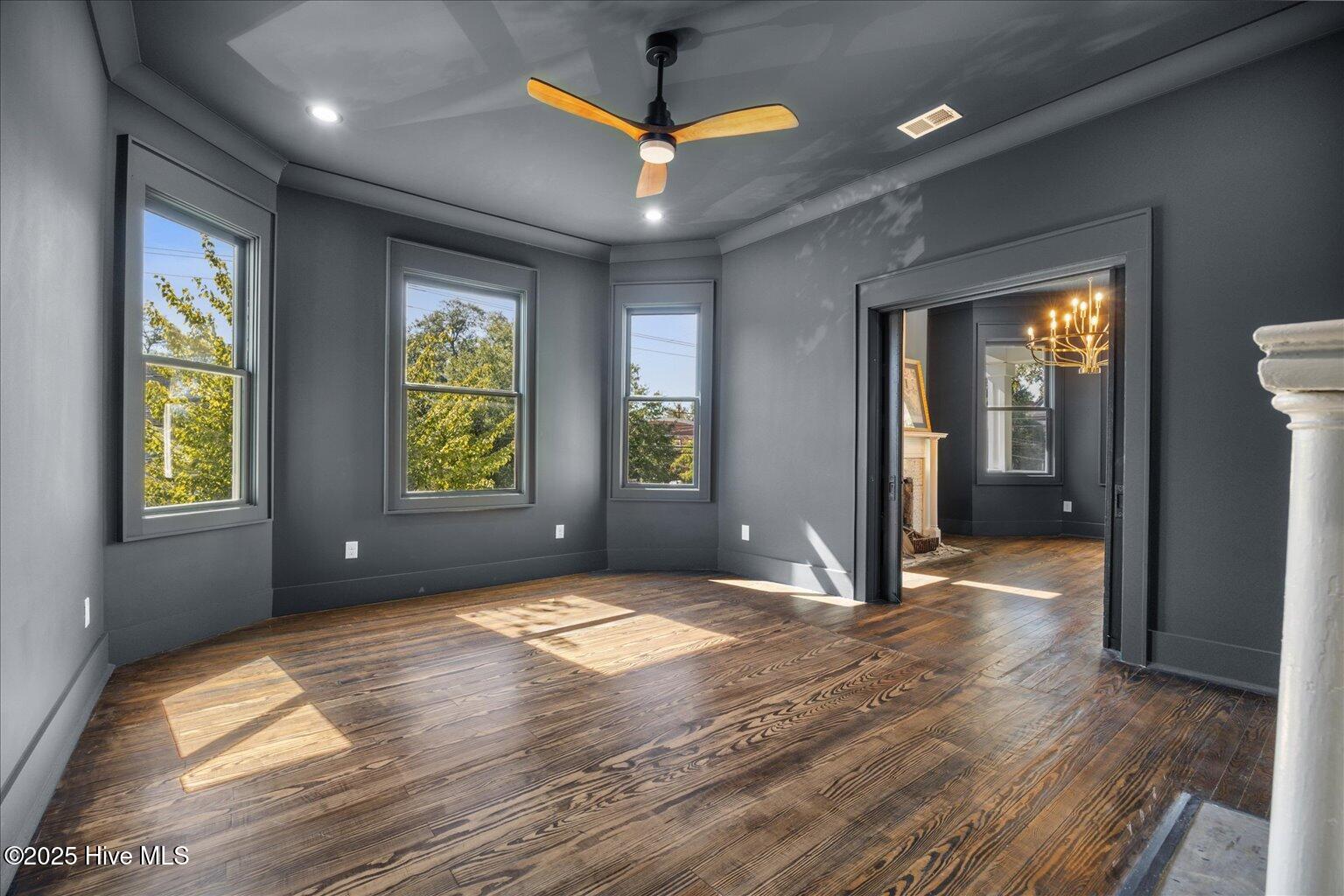 100537963 | Photo 34