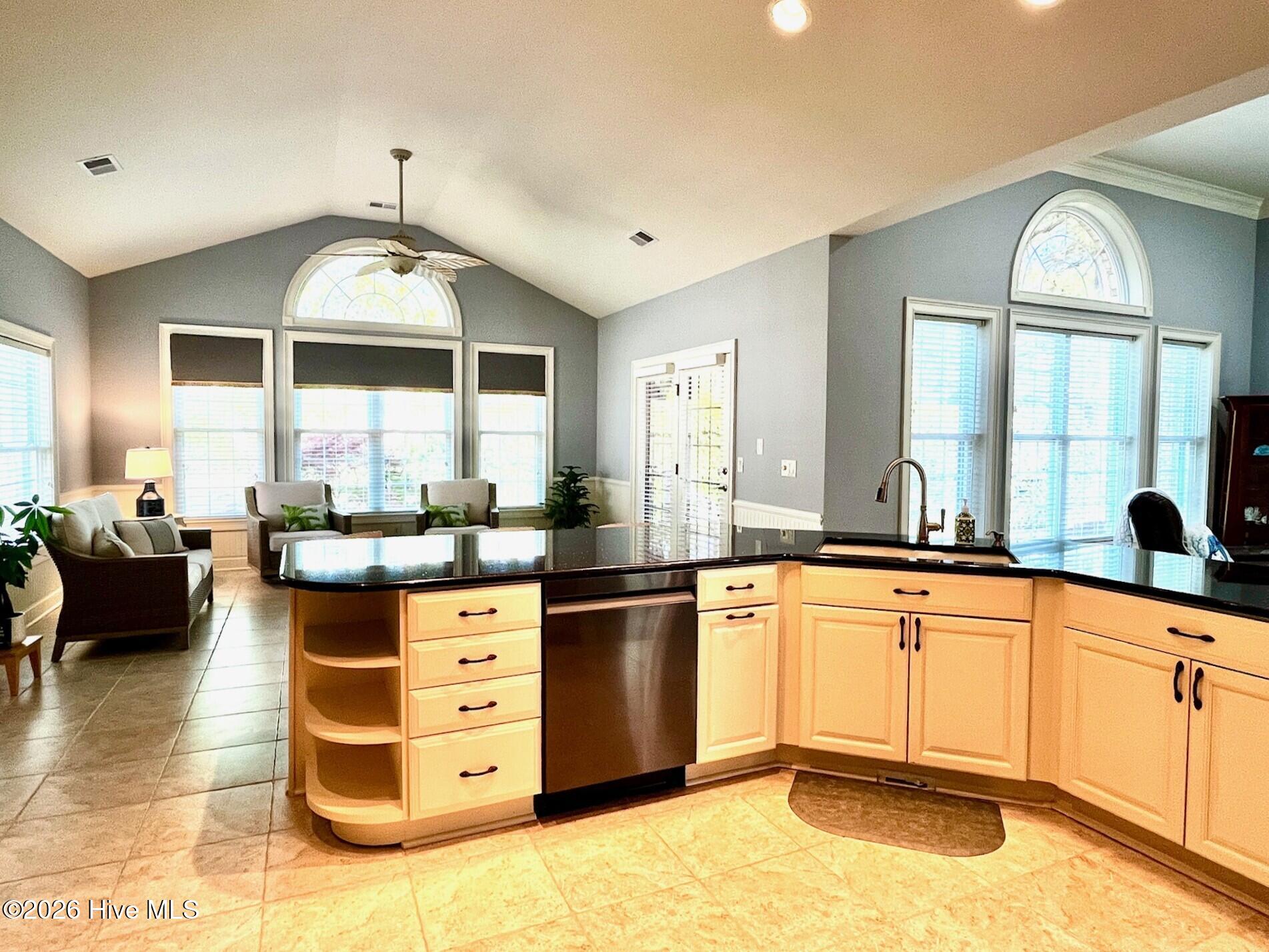 100566129 | Photo 18