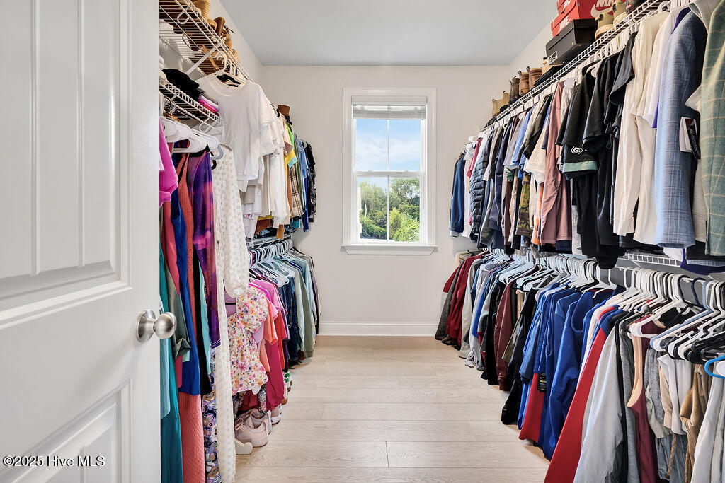 100536880 | Photo 33