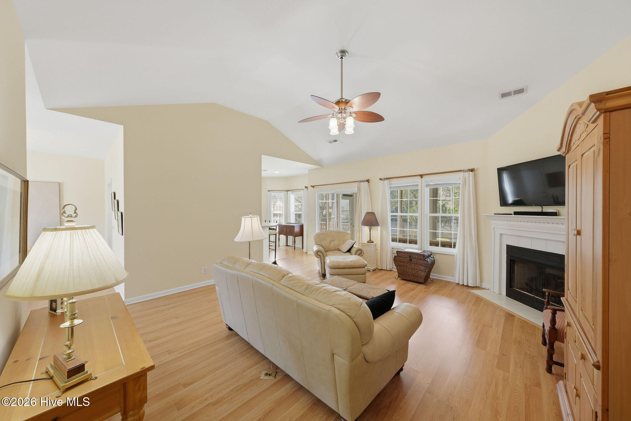 100560993 | Photo 10