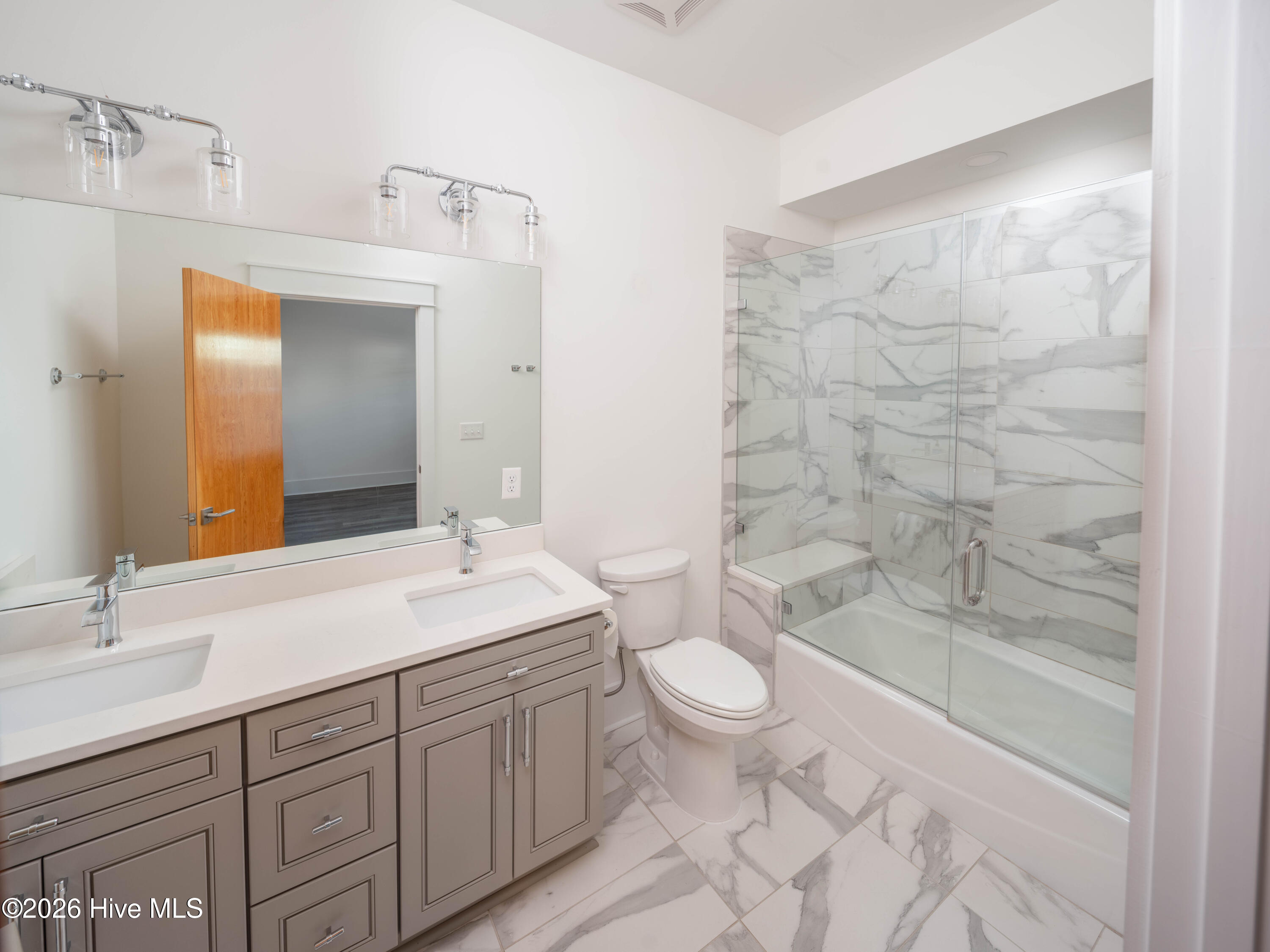 100549852 | Photo 45