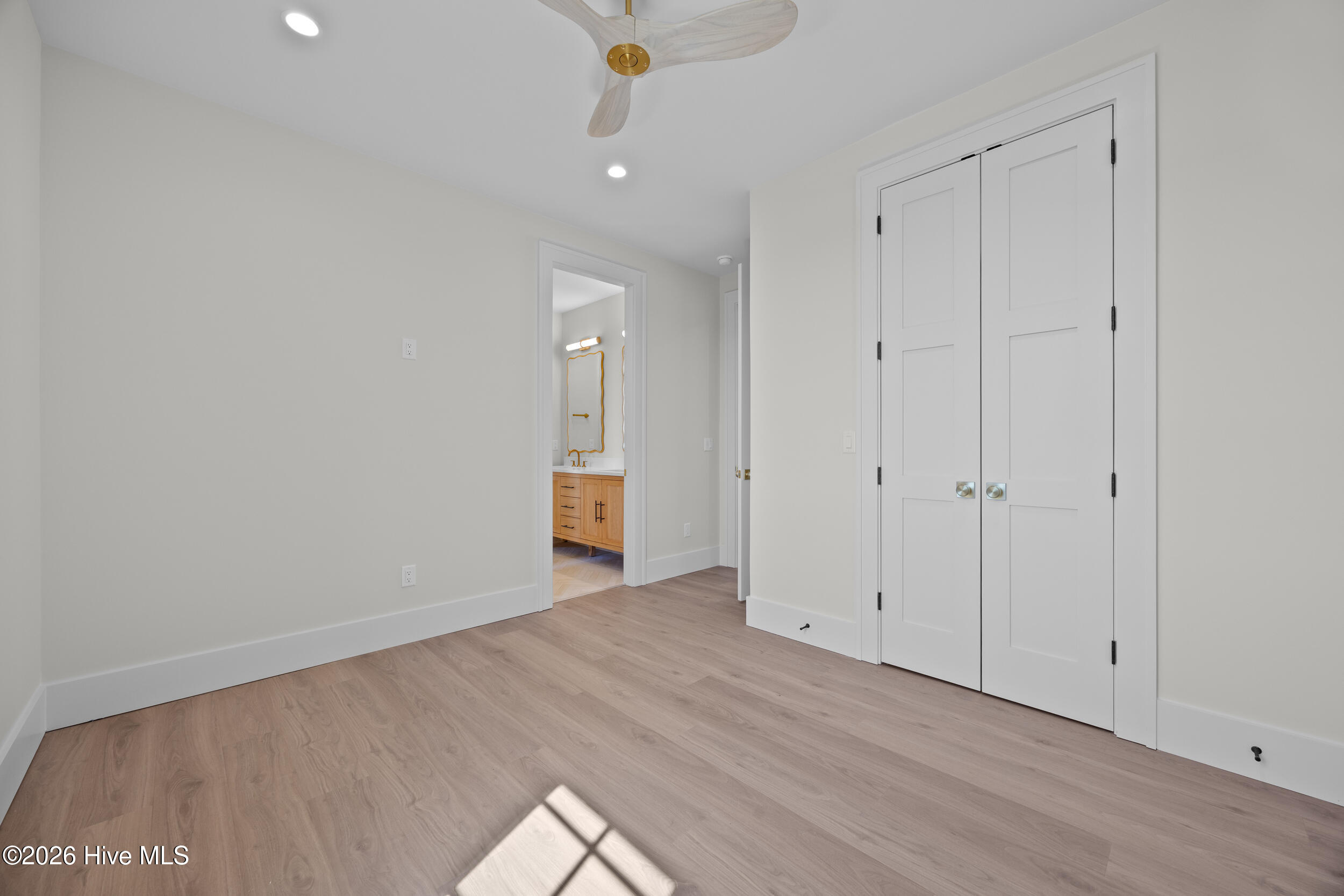 100561987 | Photo 48