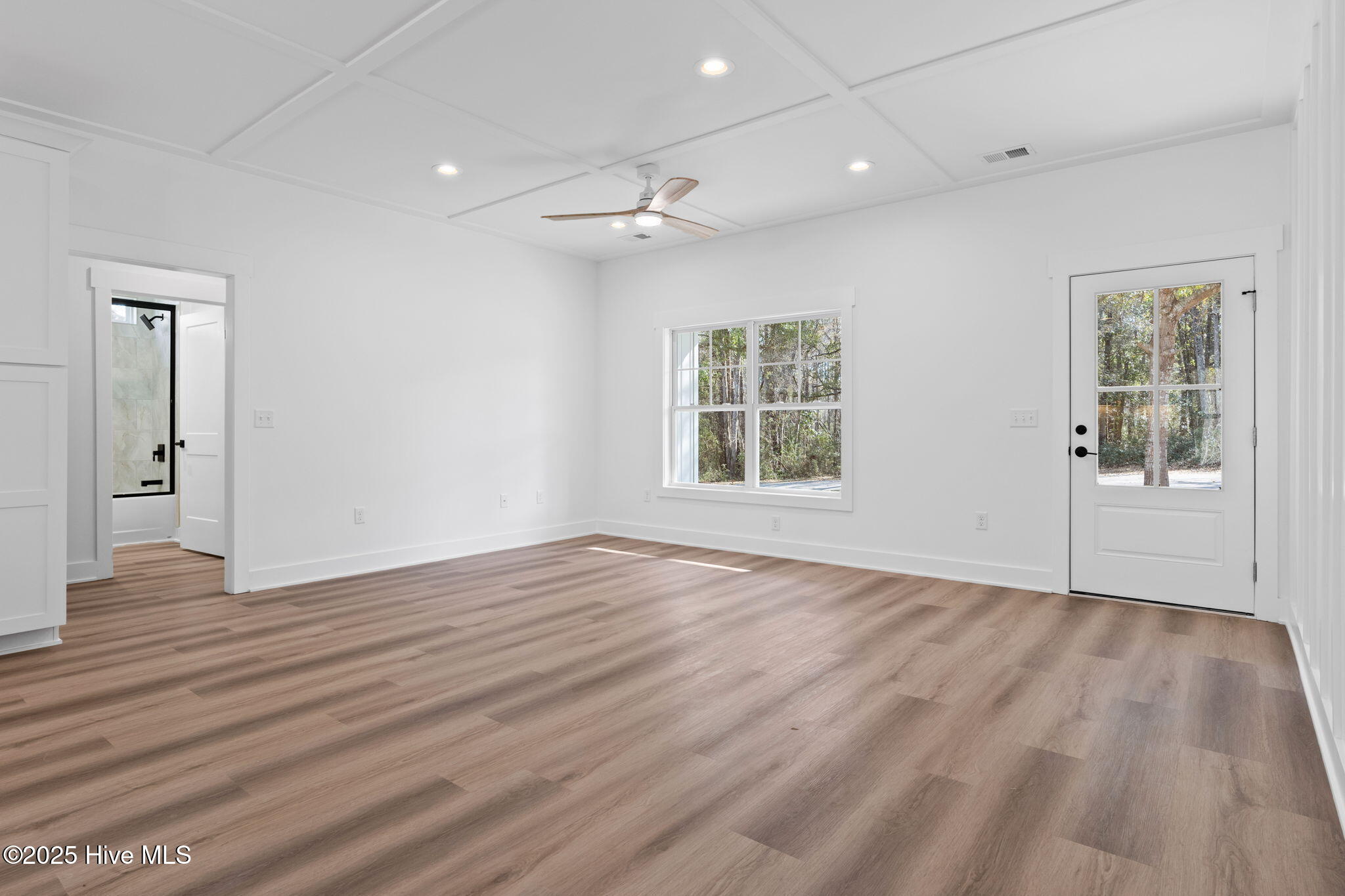 100518606 | Photo 36