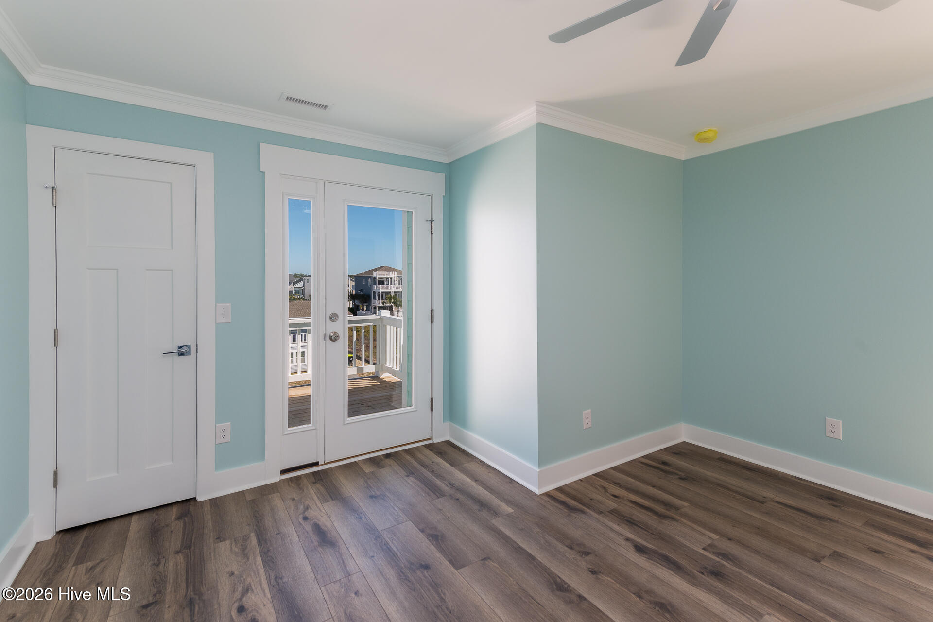 100568096 | Photo 43