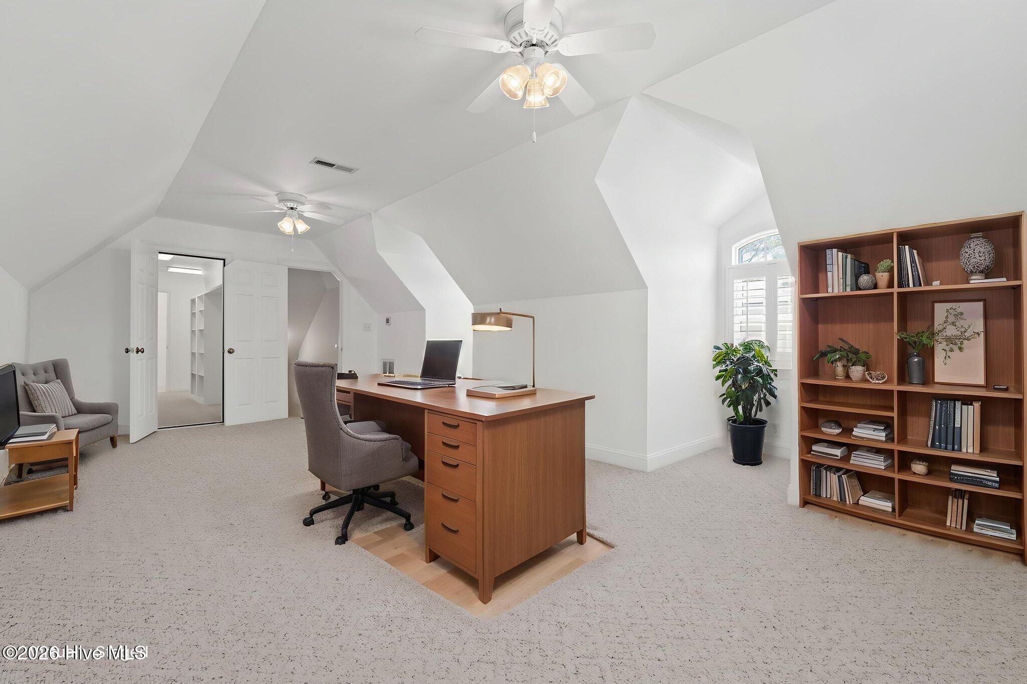 100569598 | Photo 40