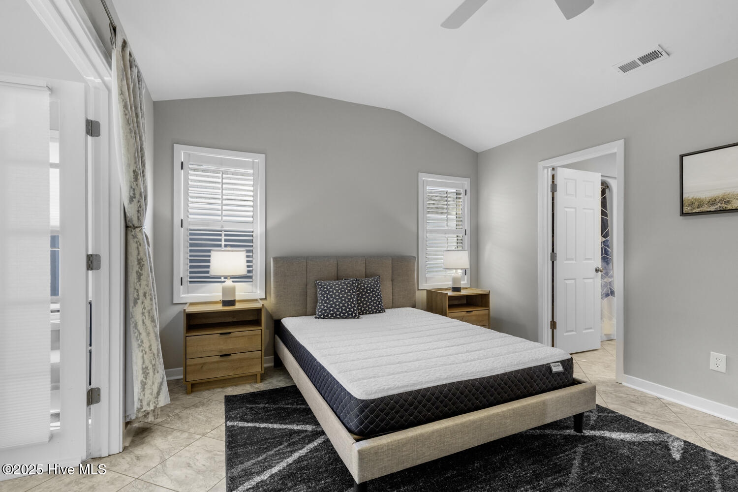 100535668 | Photo 23