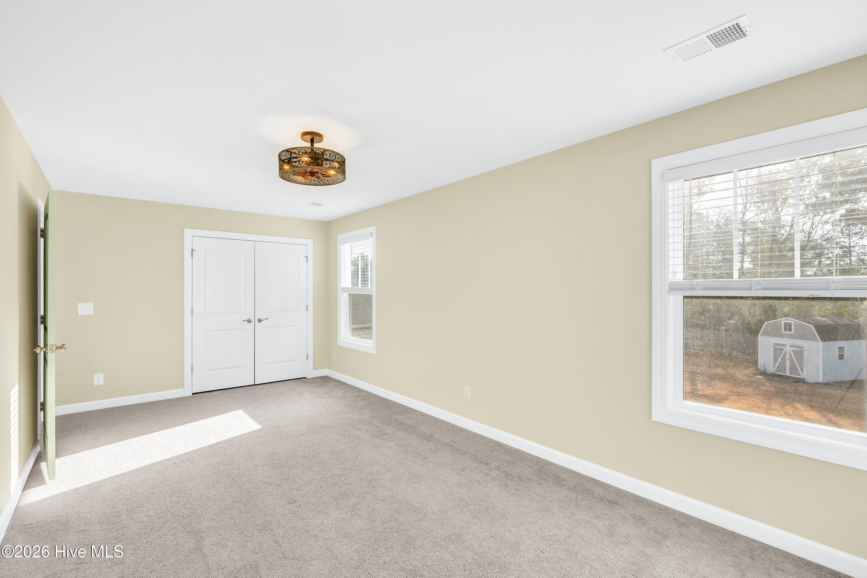 100548253 | Photo 35