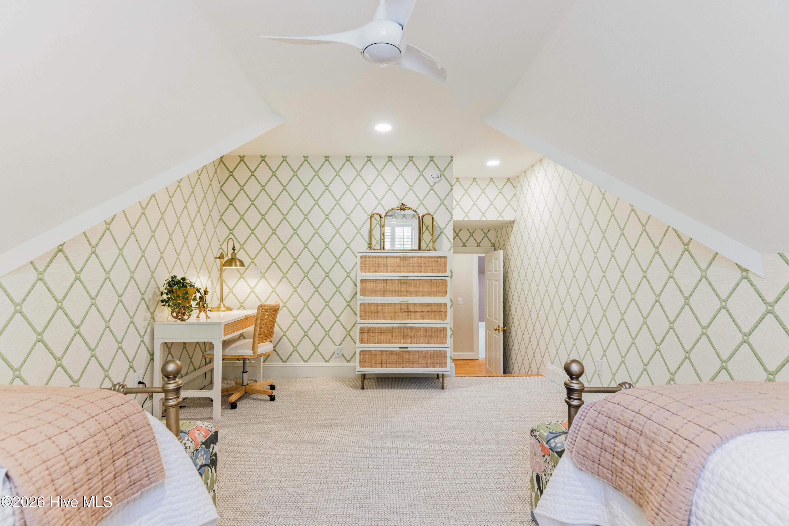 100555813 | Photo 71