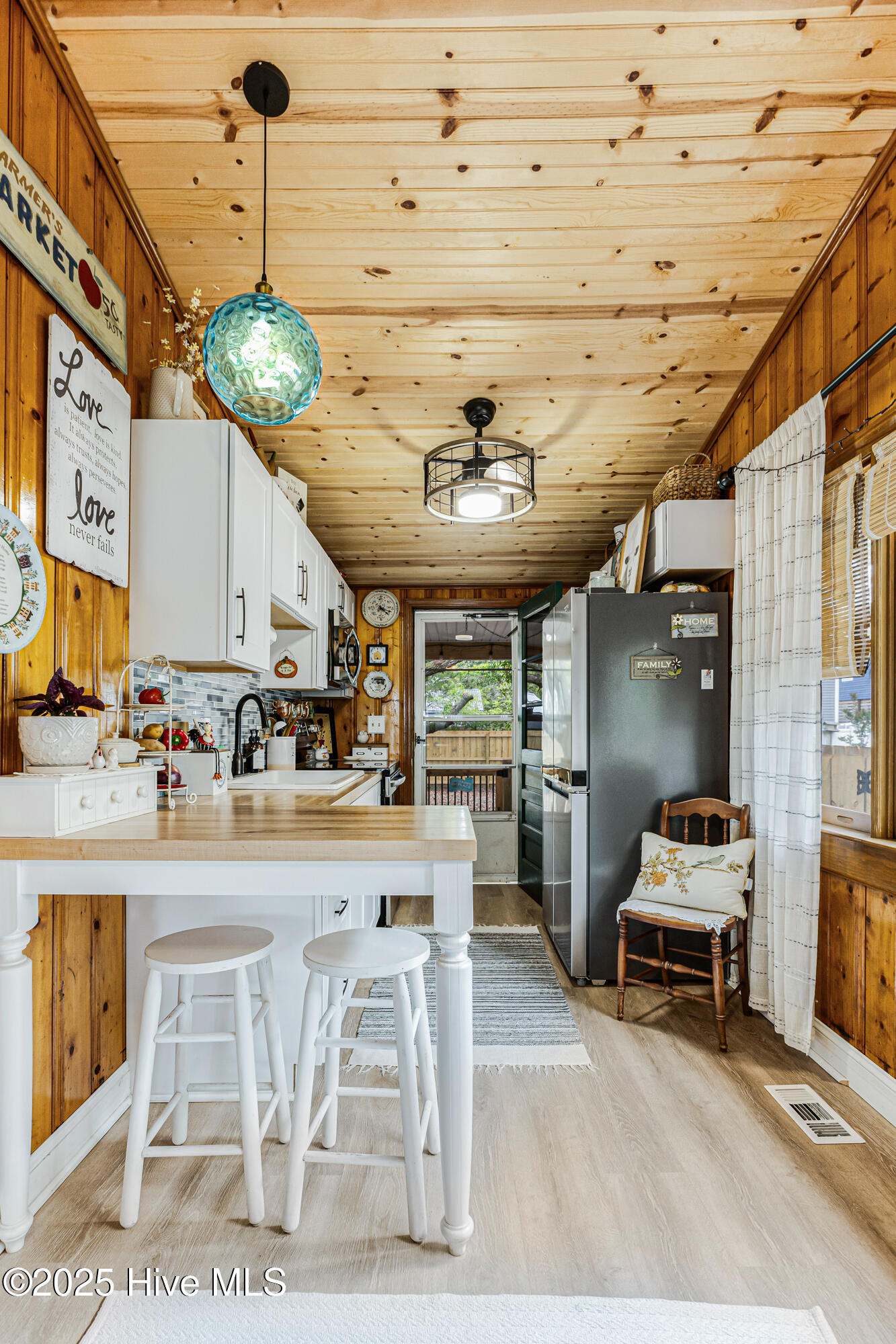 100533103 | Photo 15