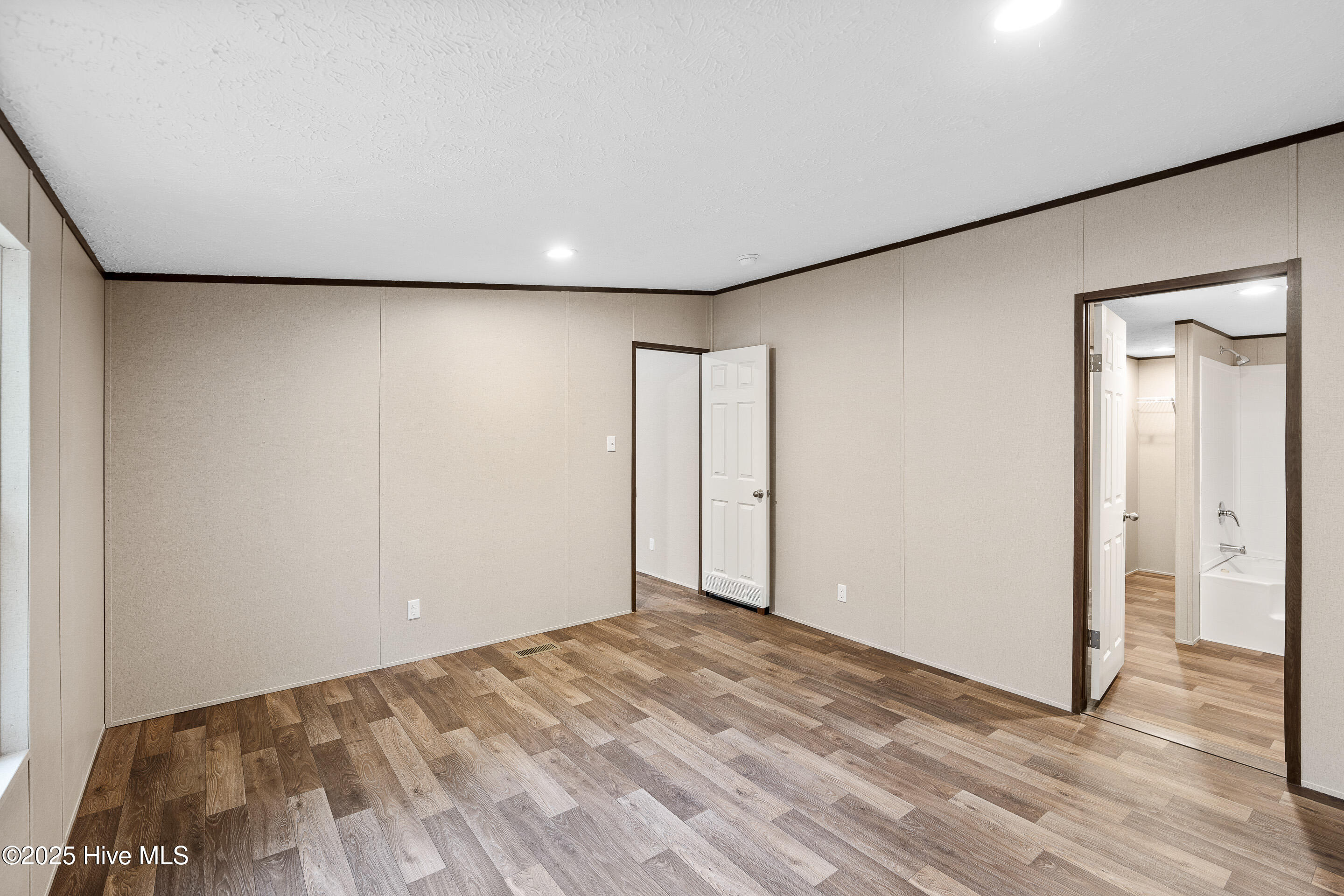 100532325 | Photo 23