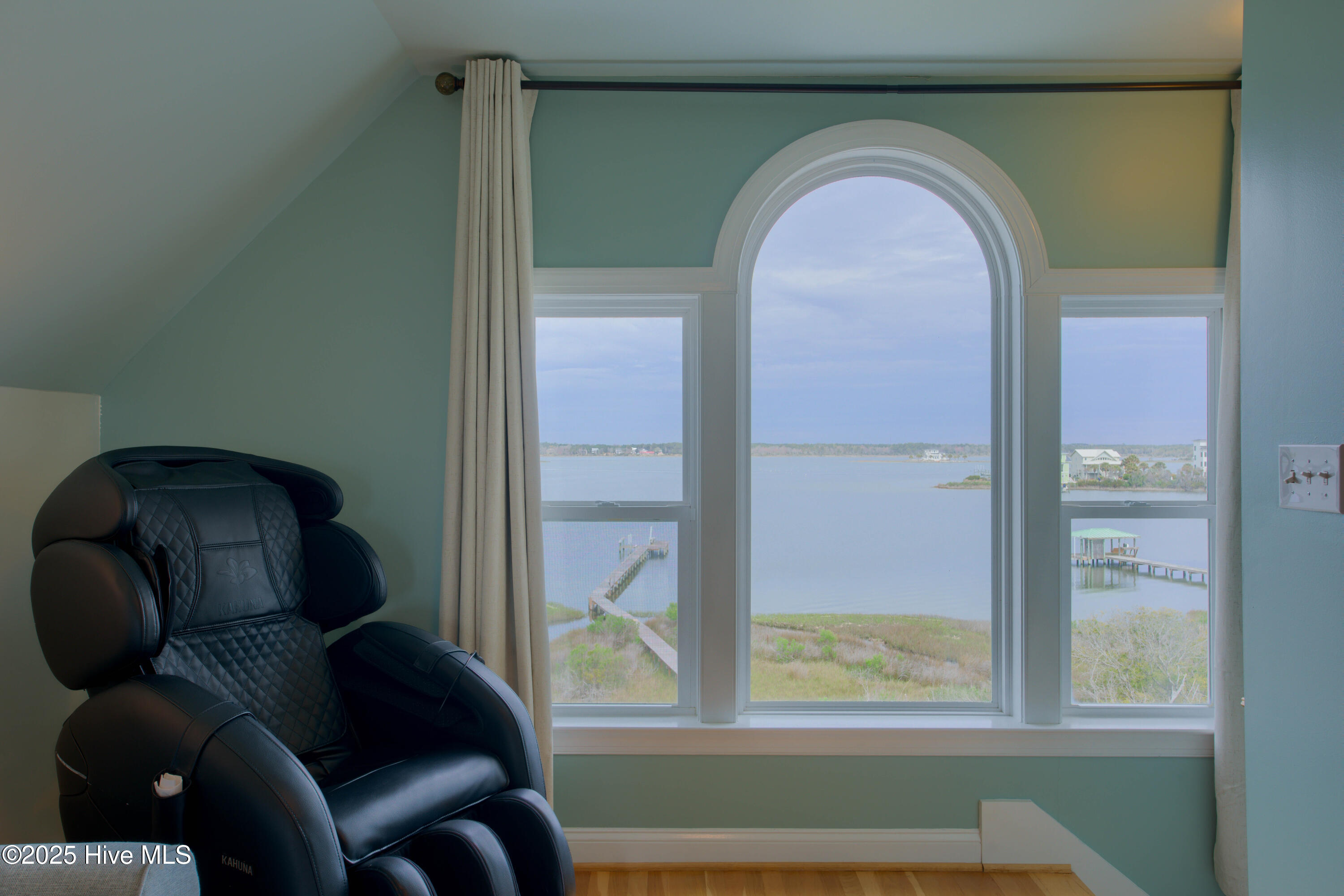 100520449 | Photo 53