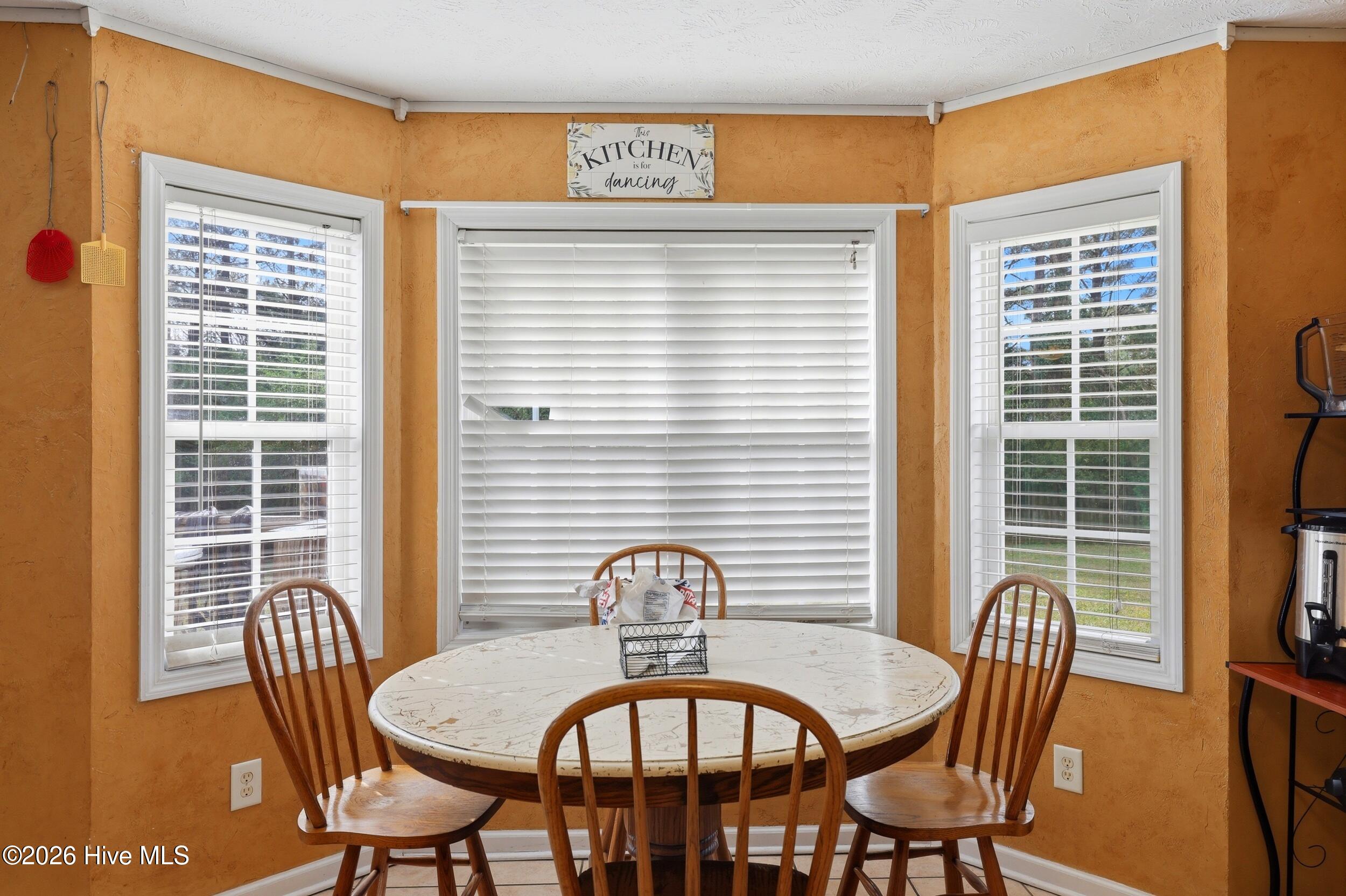 100561590 | Photo 10