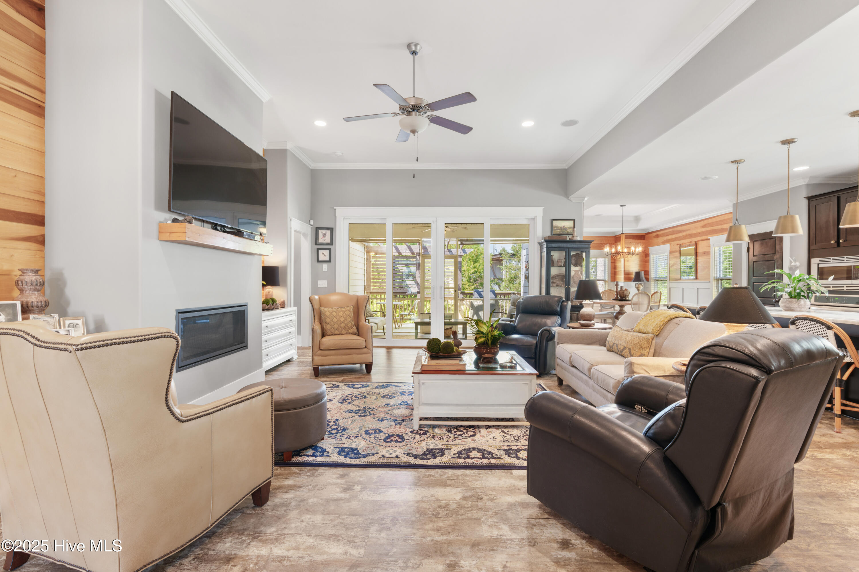 100543866 | Photo 22