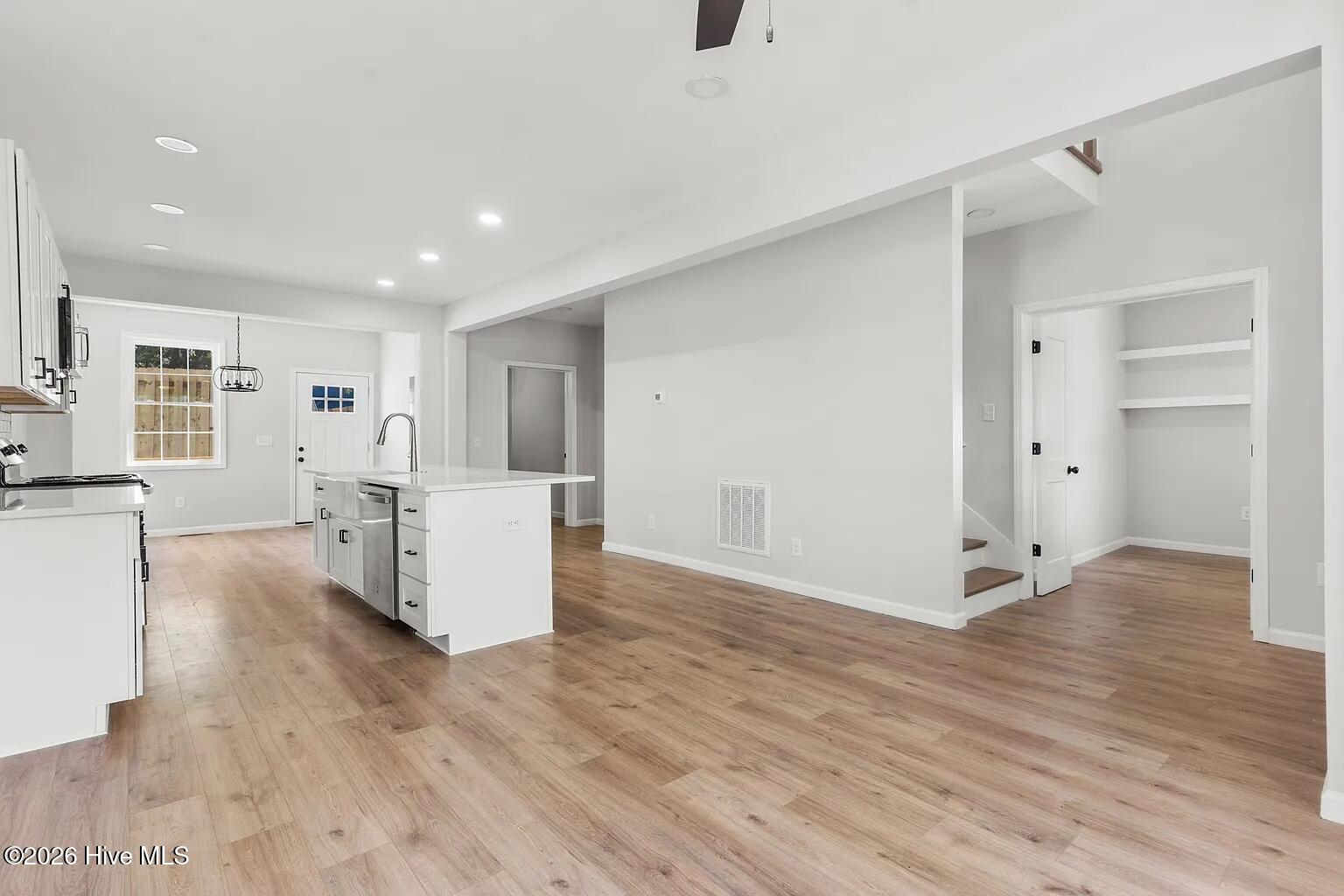 100569106 | Photo 10