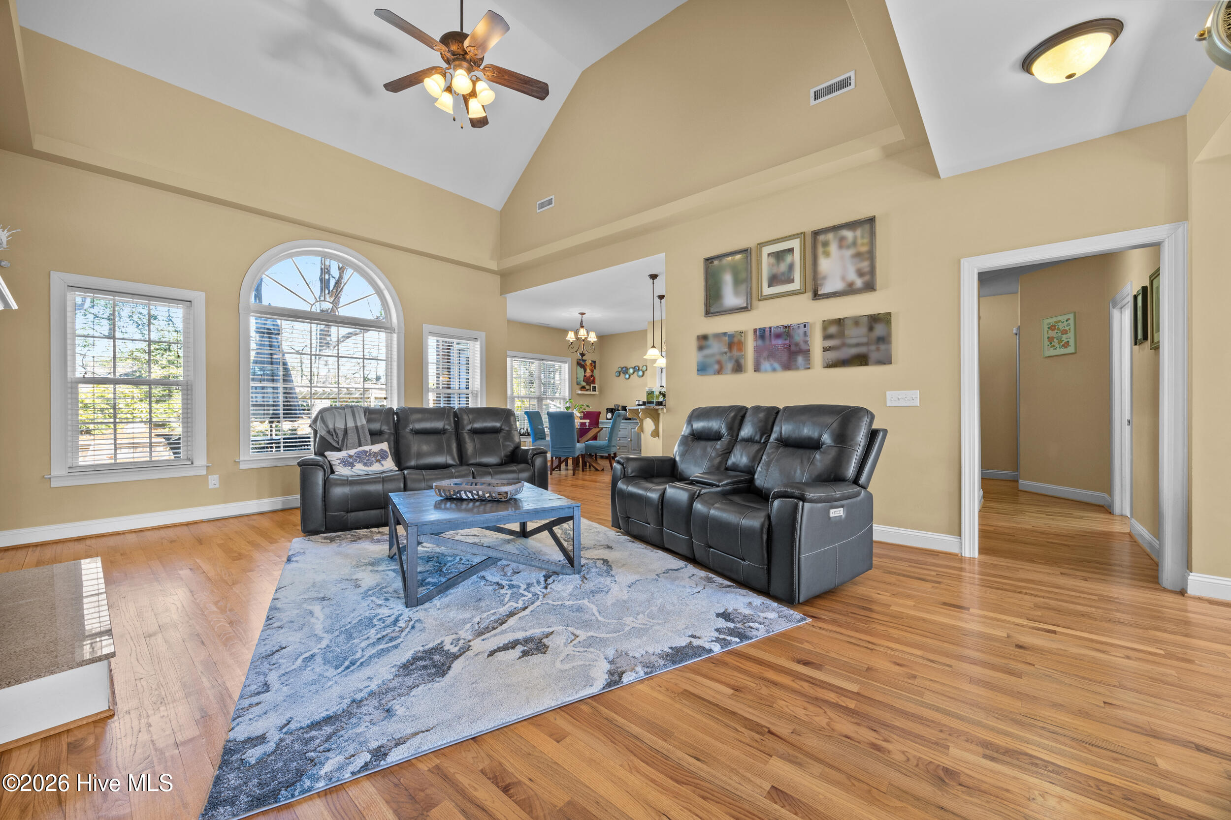 100550325 | Photo 16