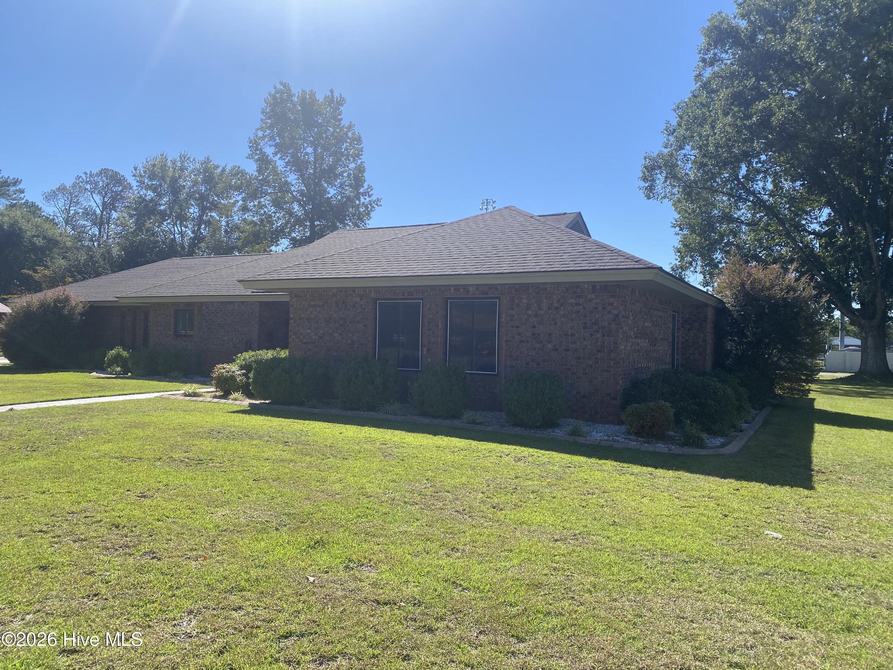 Photo 2 of Single family home for sale at 616 E Murphy St, Wallace, NC 28466 | MLS# 100555977 | Listing updated on 2026-09-29