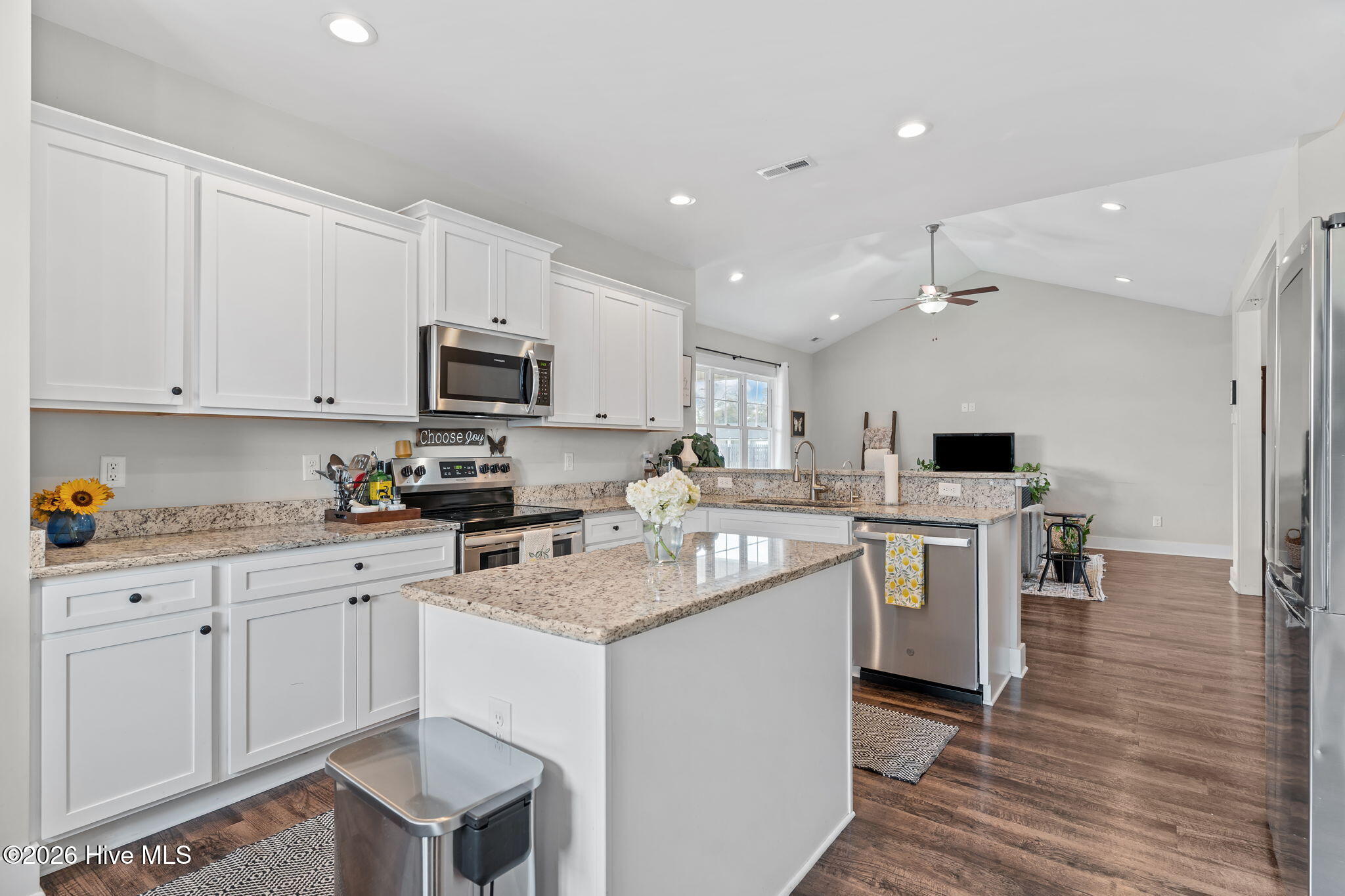 100558156 | Photo 25