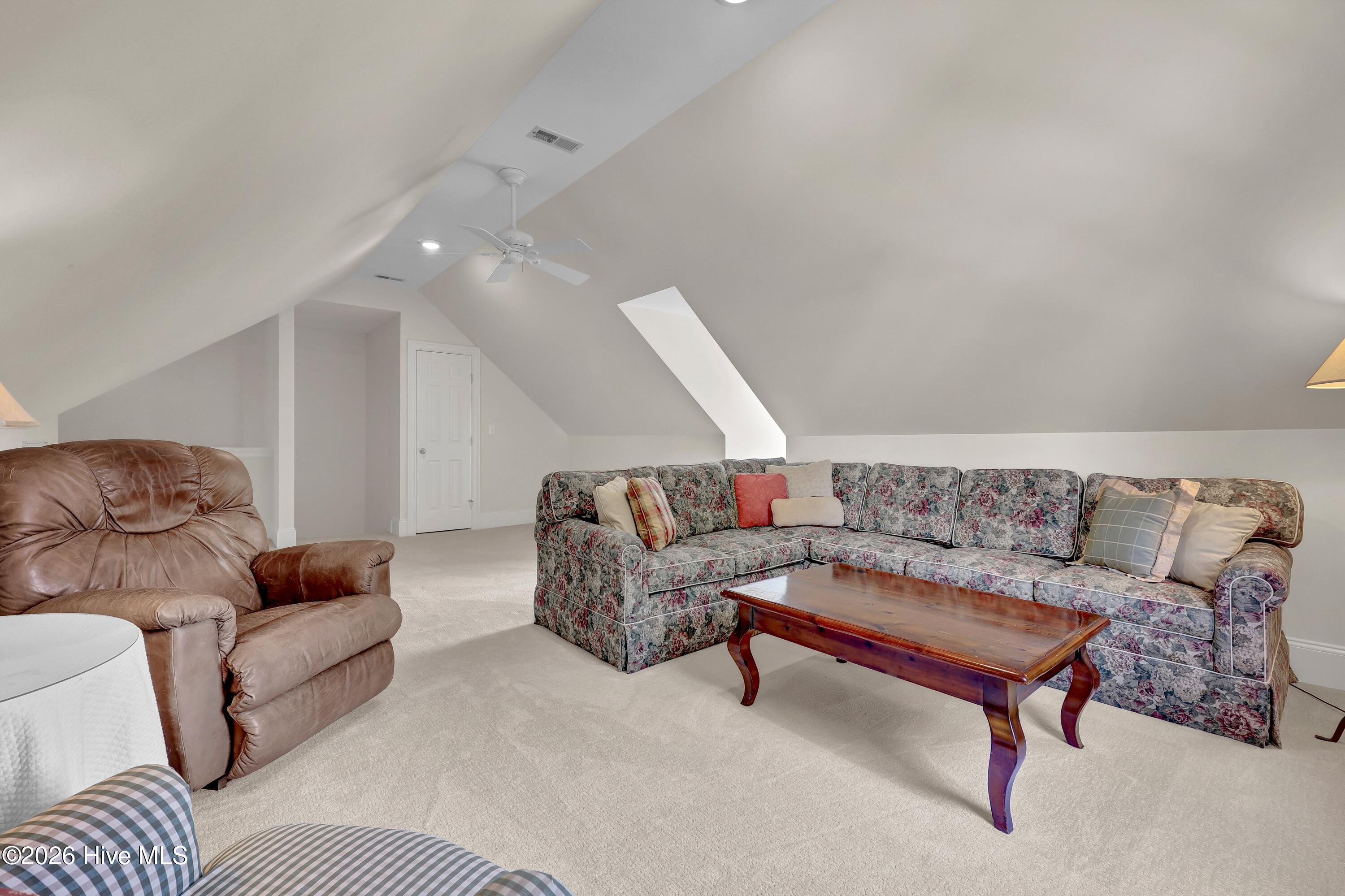 100569370 | Photo 44