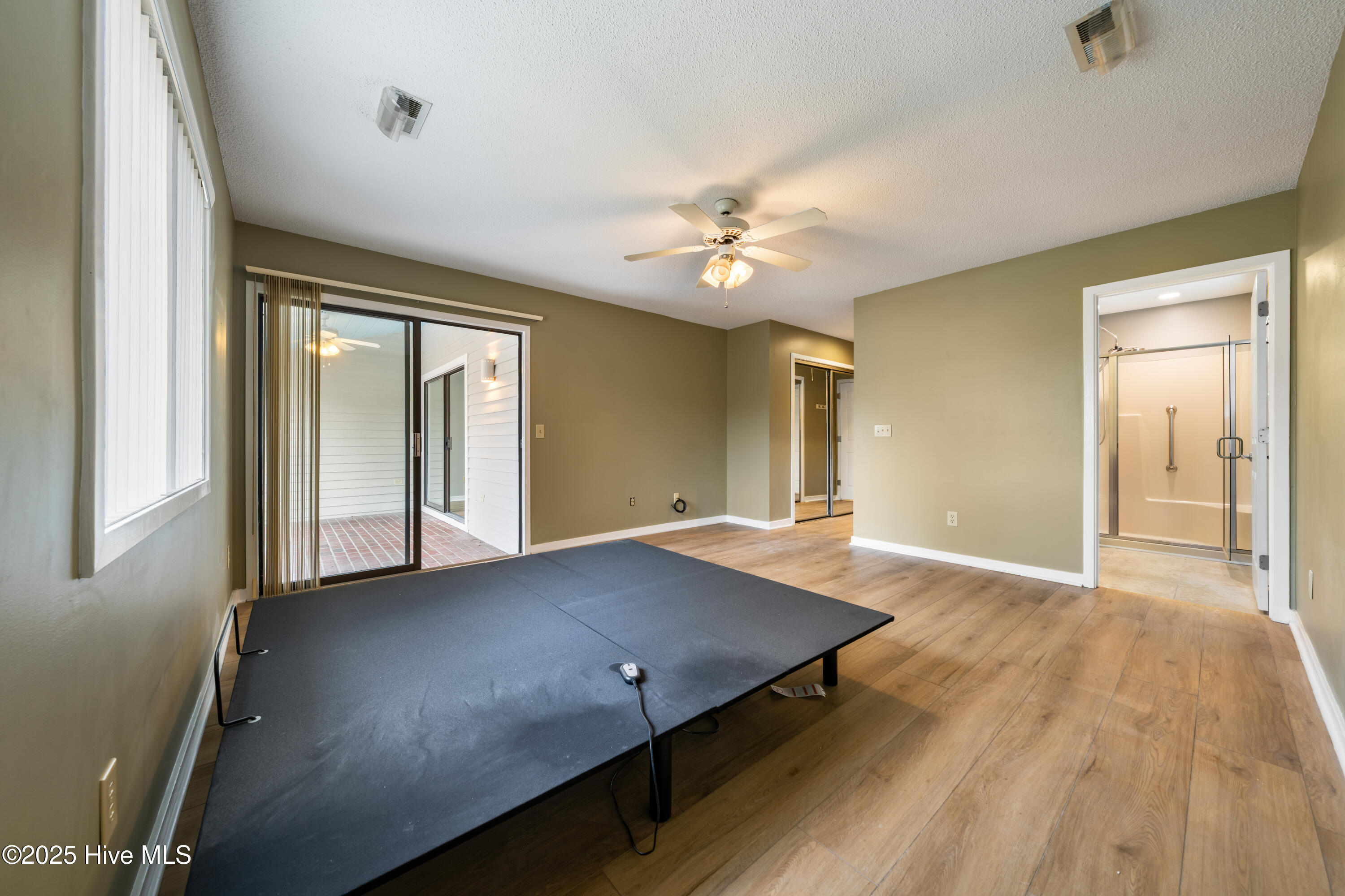 100543357 | Photo 33