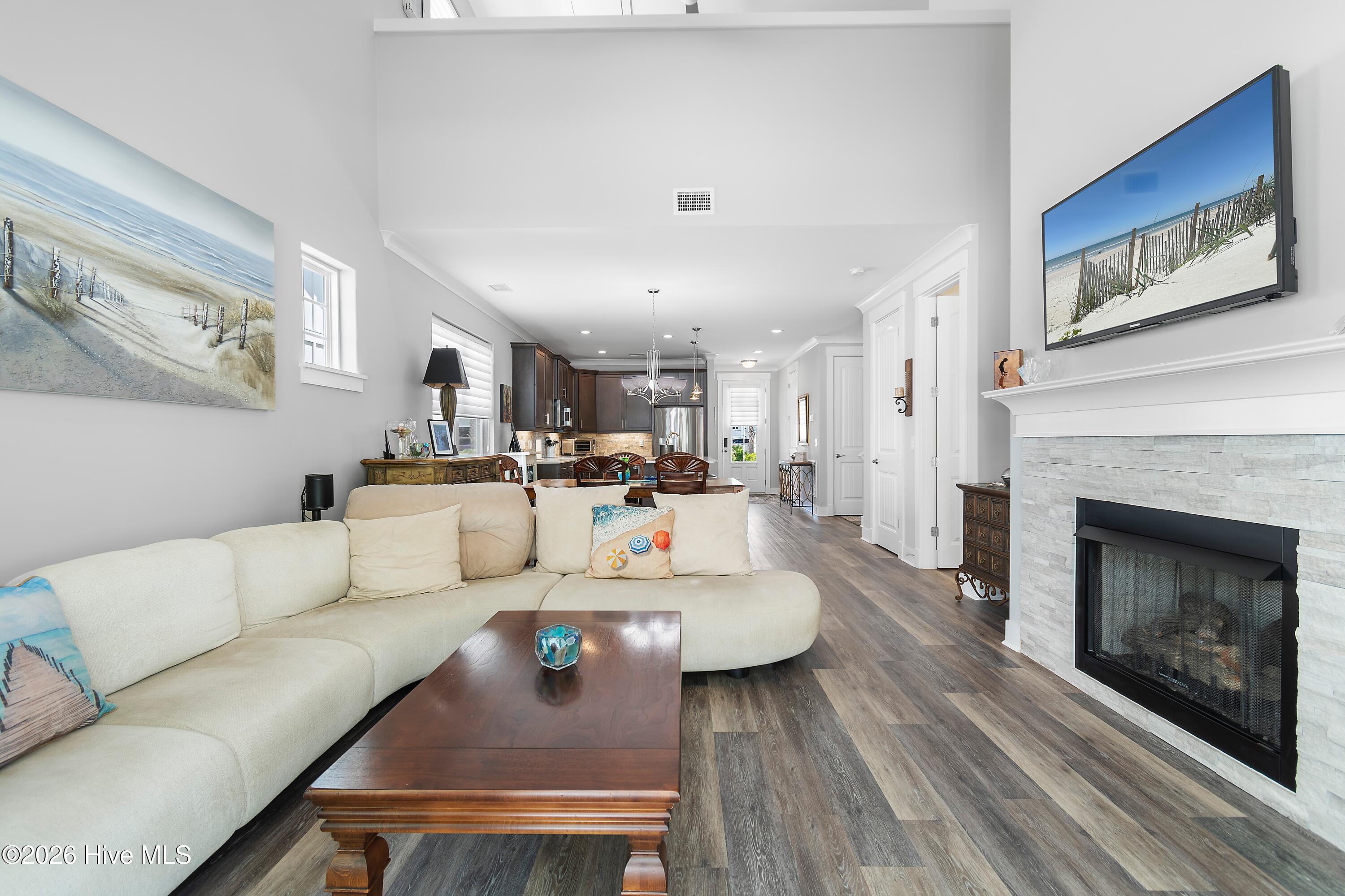 100561295 | Photo 15