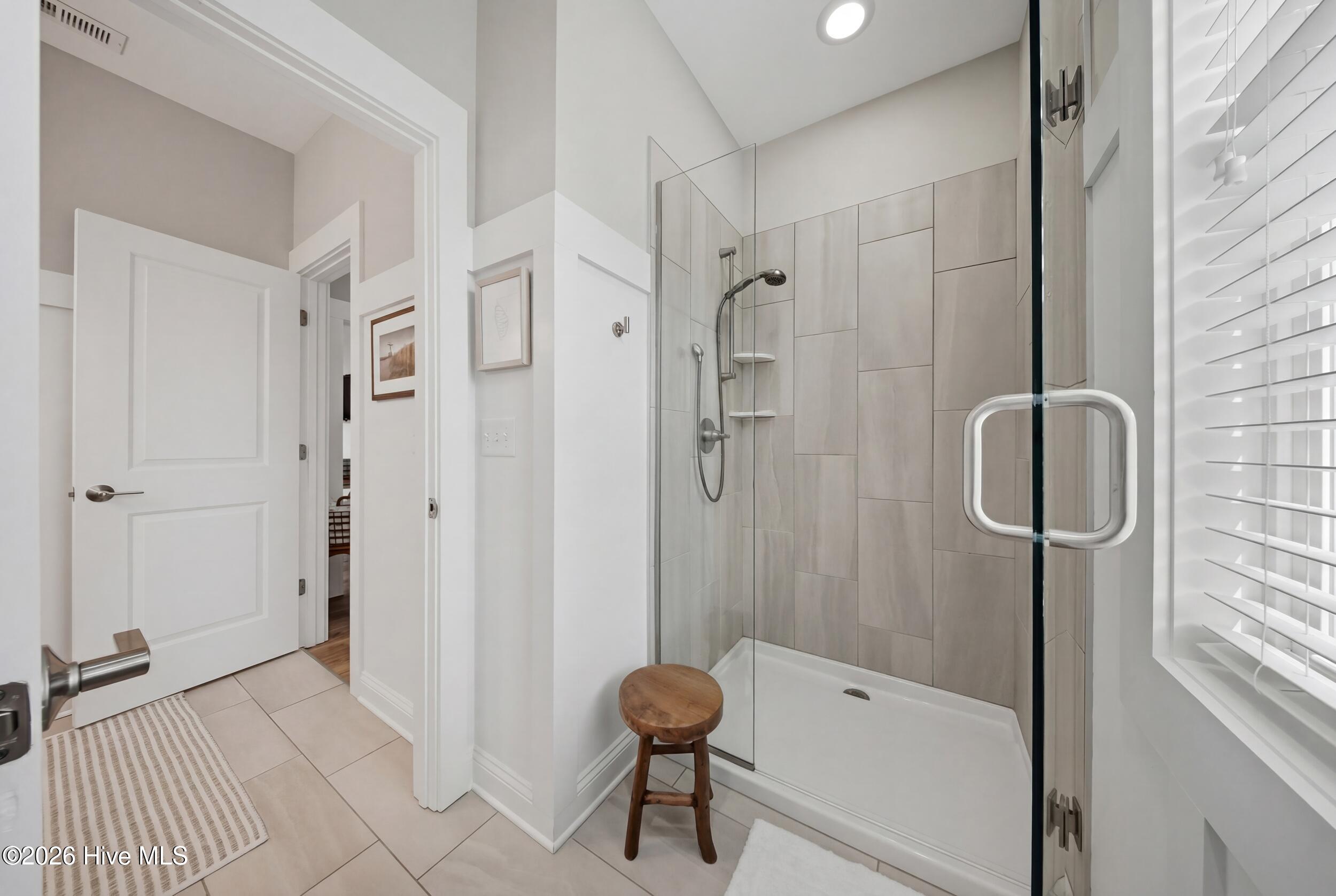 100562493 | Photo 33