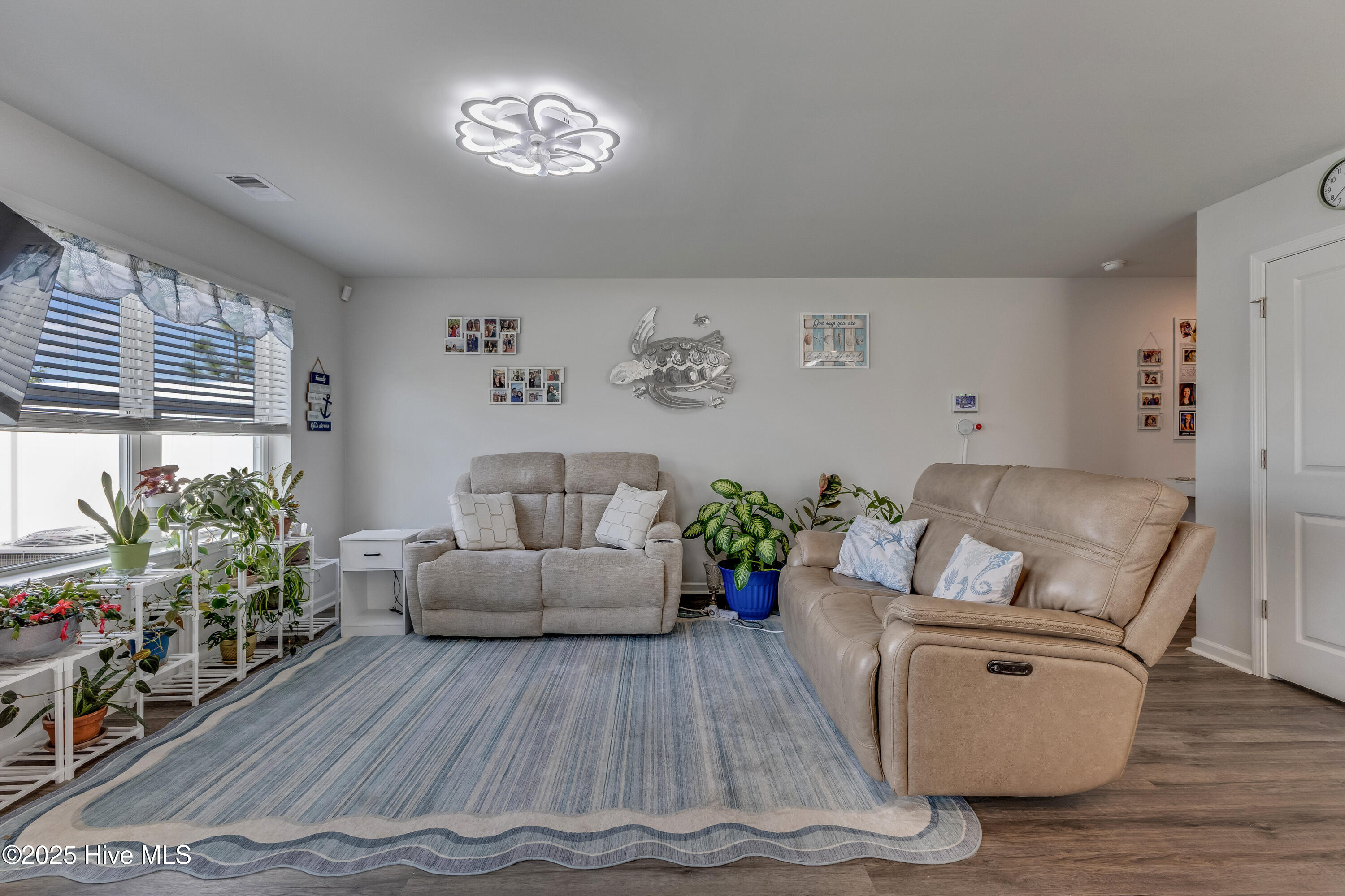 3146 Lobelia Lane-print-006-009-Main Liv