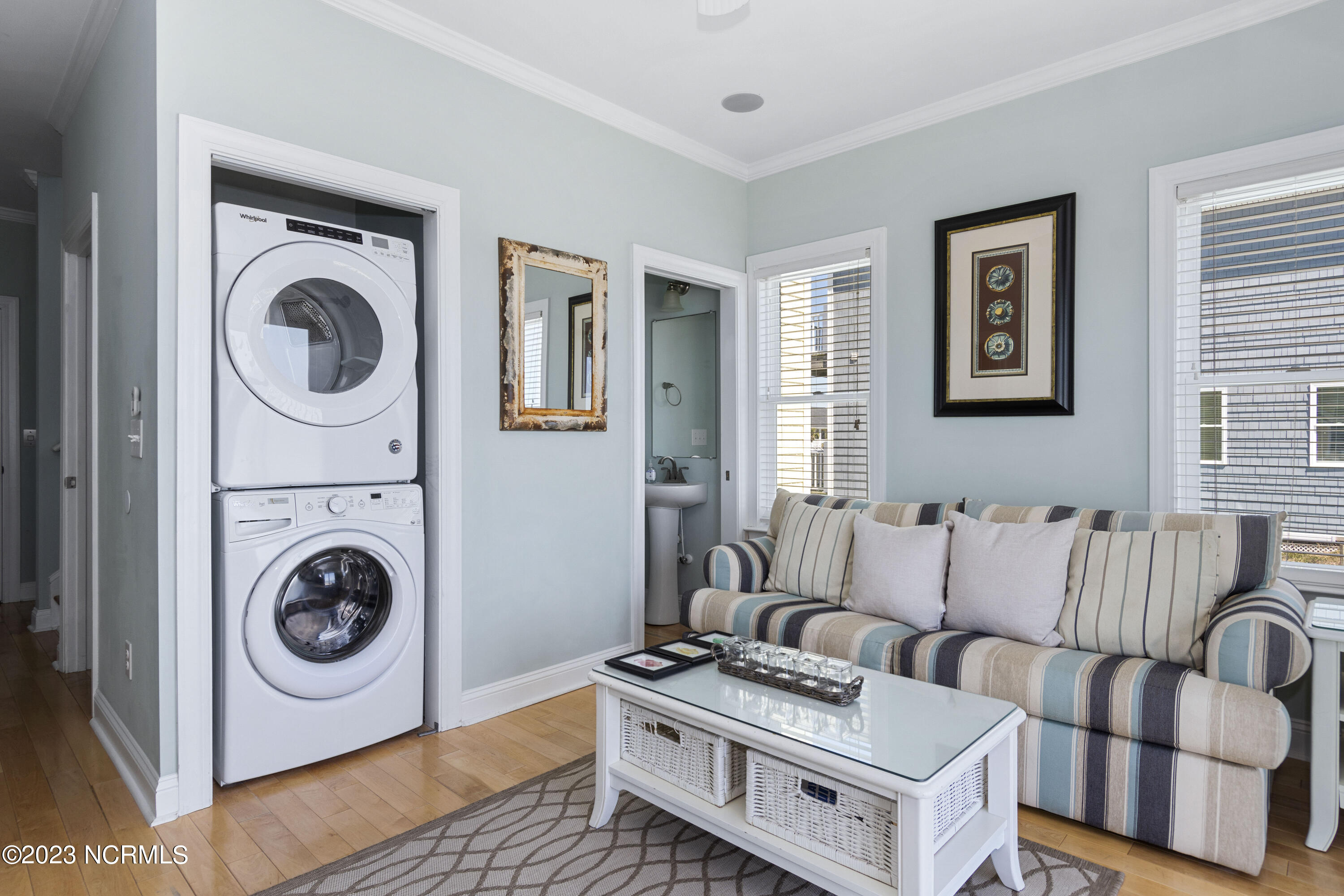 100565817 | Photo 26