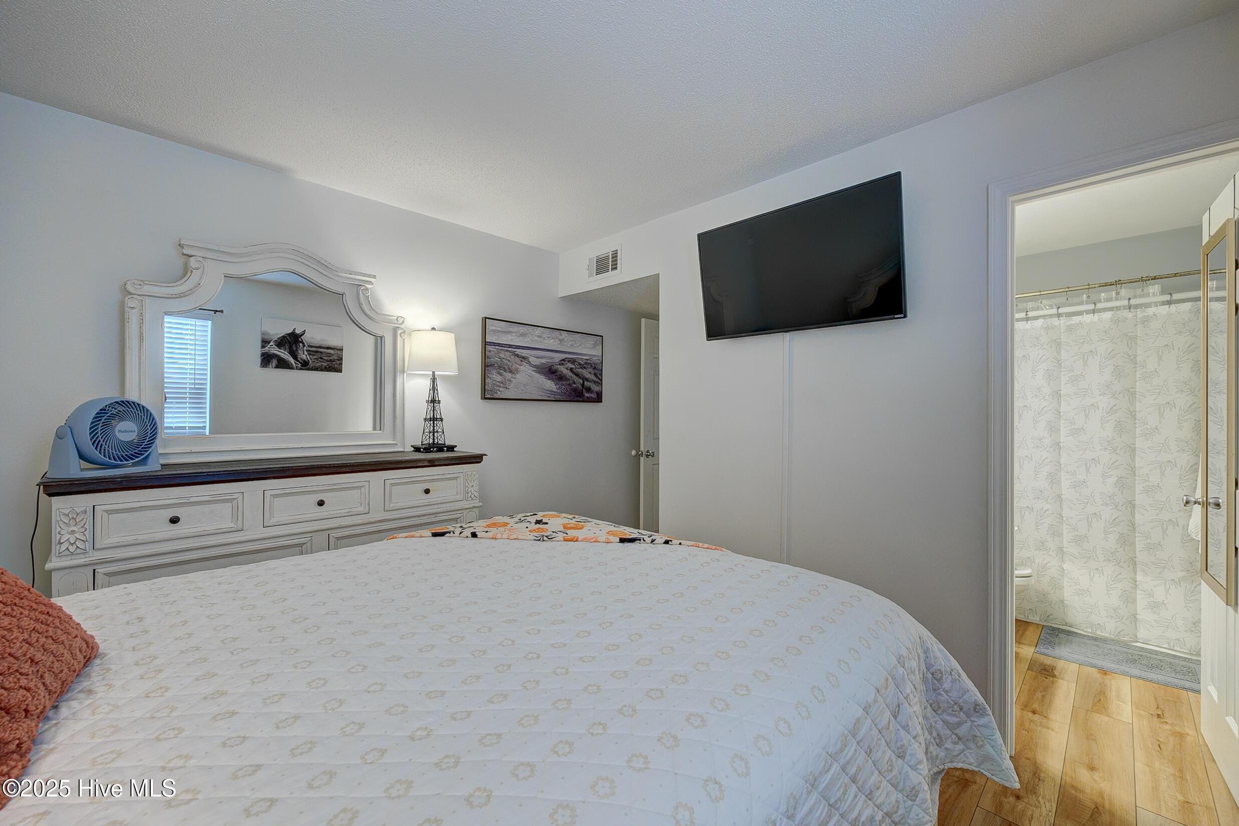 100535868 | Photo 25