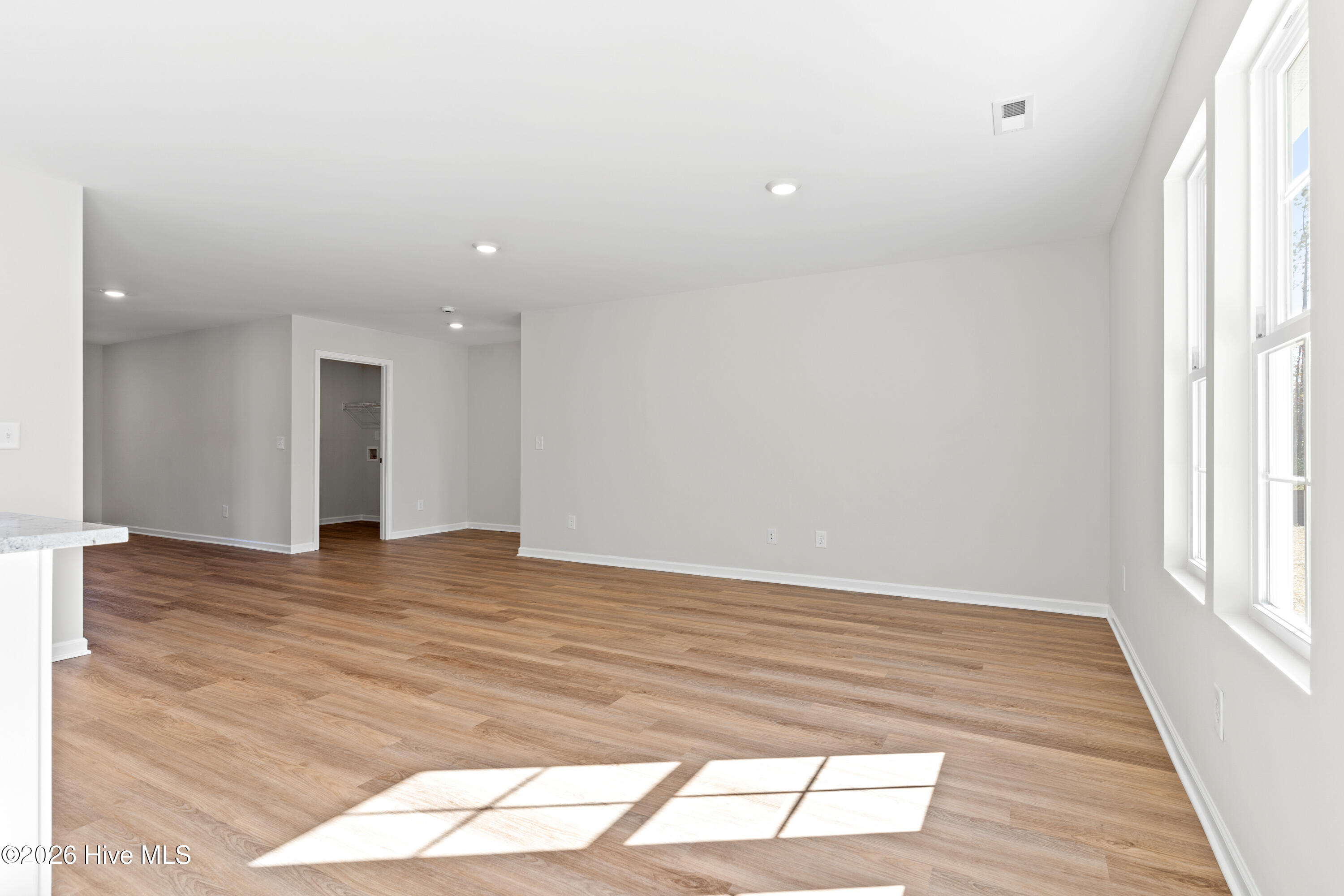 100554240 | Photo 12