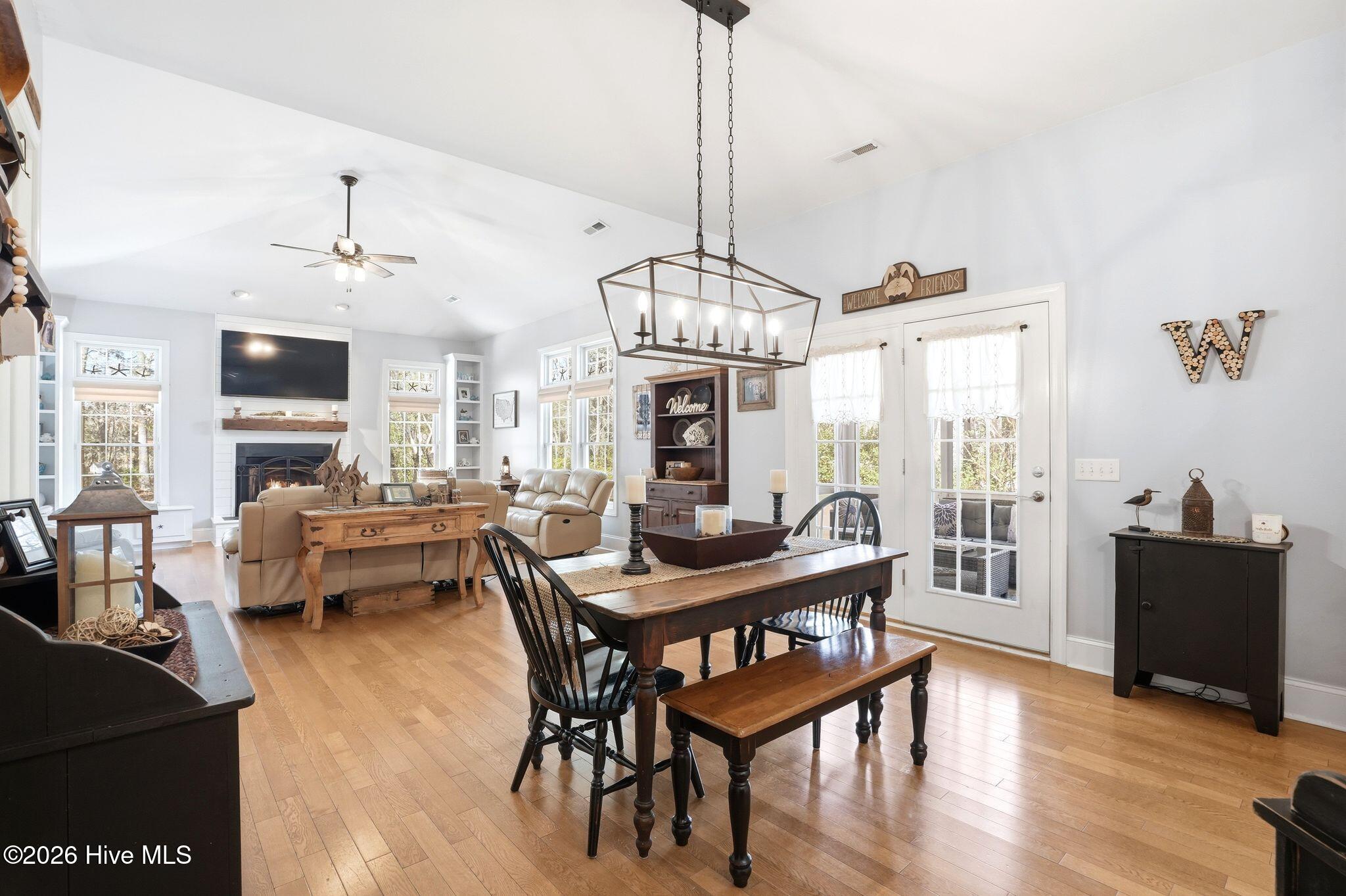 100561689 | Photo 19