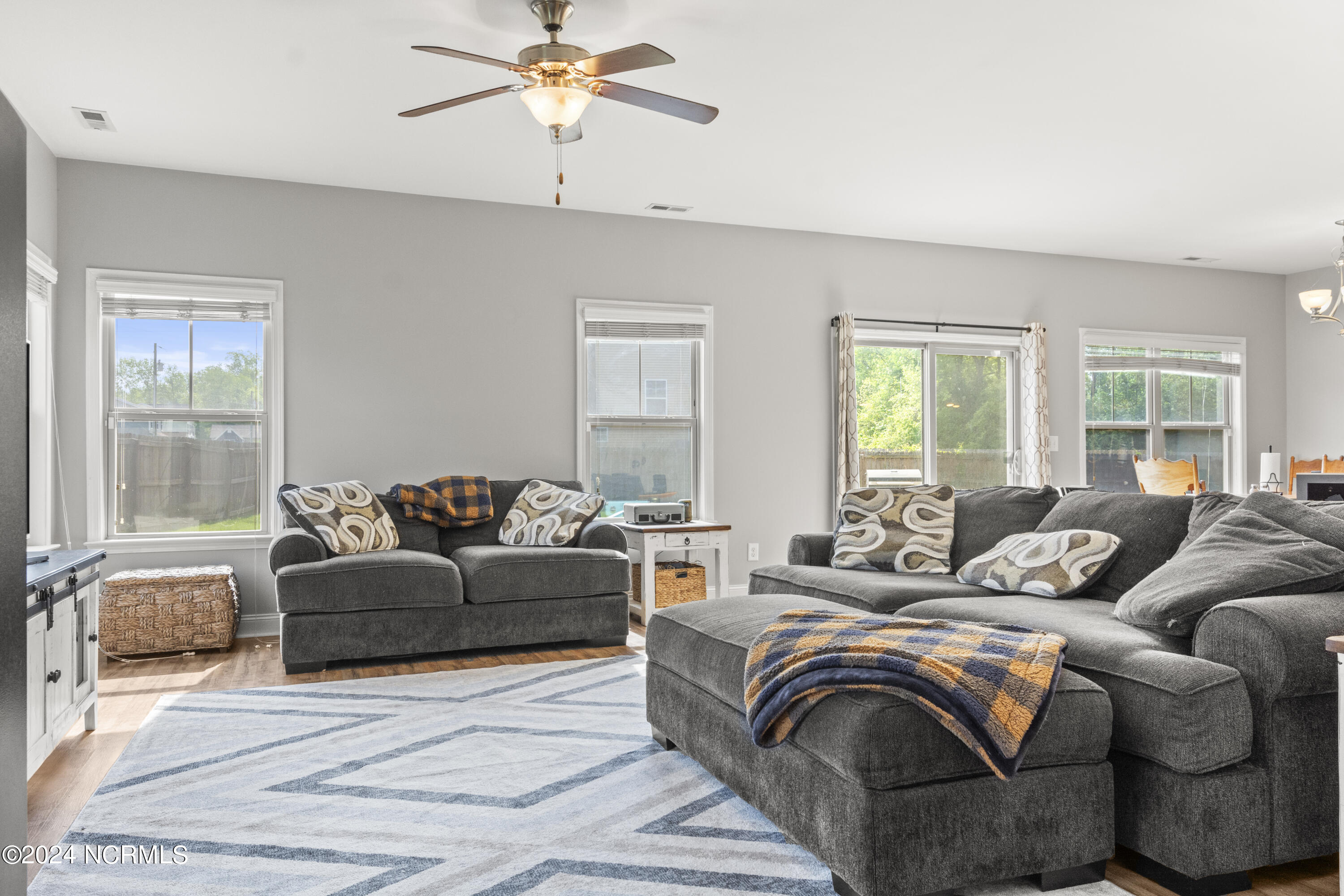 100566117 | Photo 11