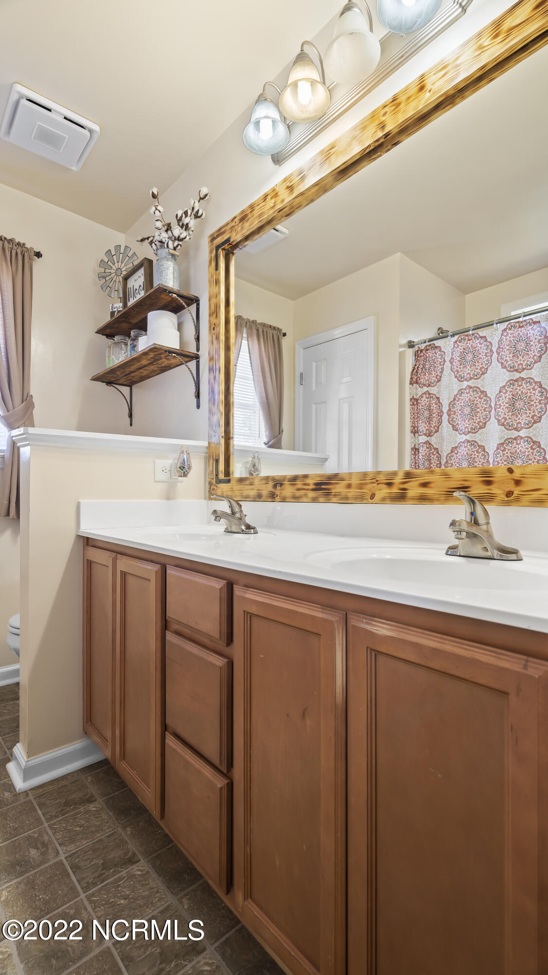 100549623 | Photo 20