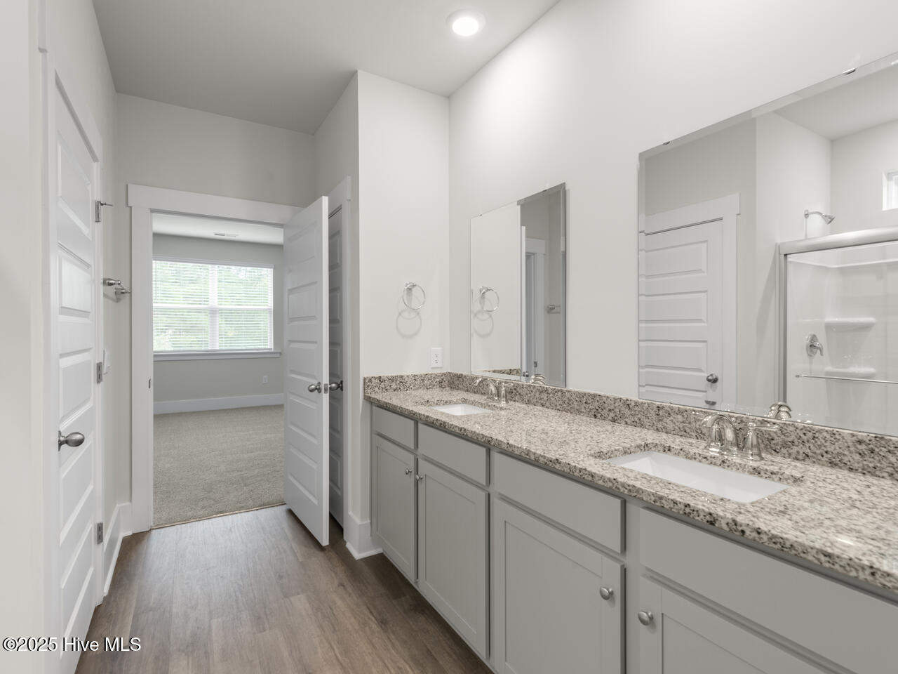 100569228 | Photo 24