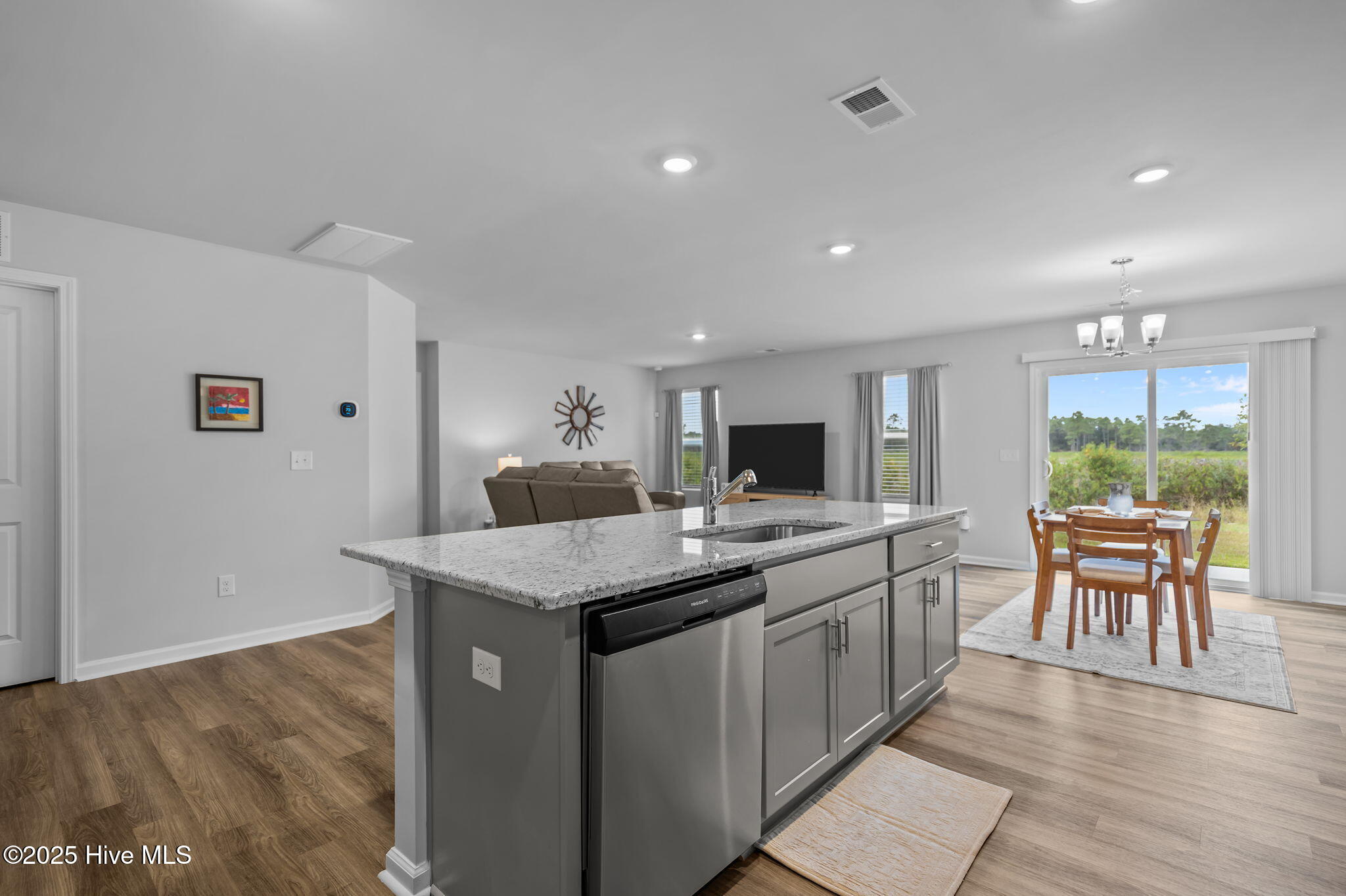 100532150 | Photo 21