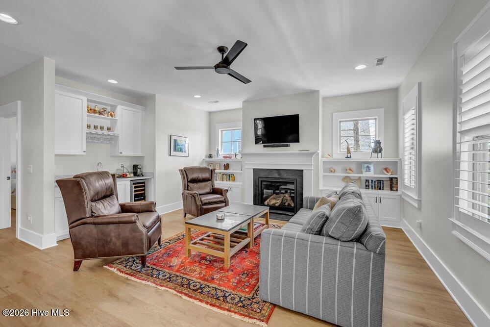 100561379 | Photo 28