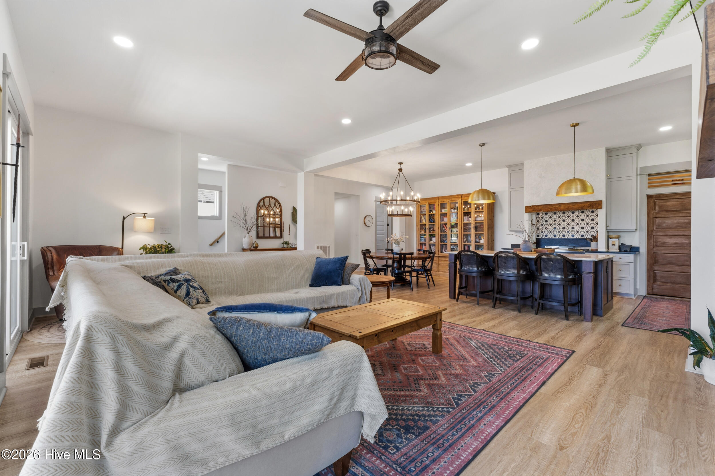 100570688 | Photo 13