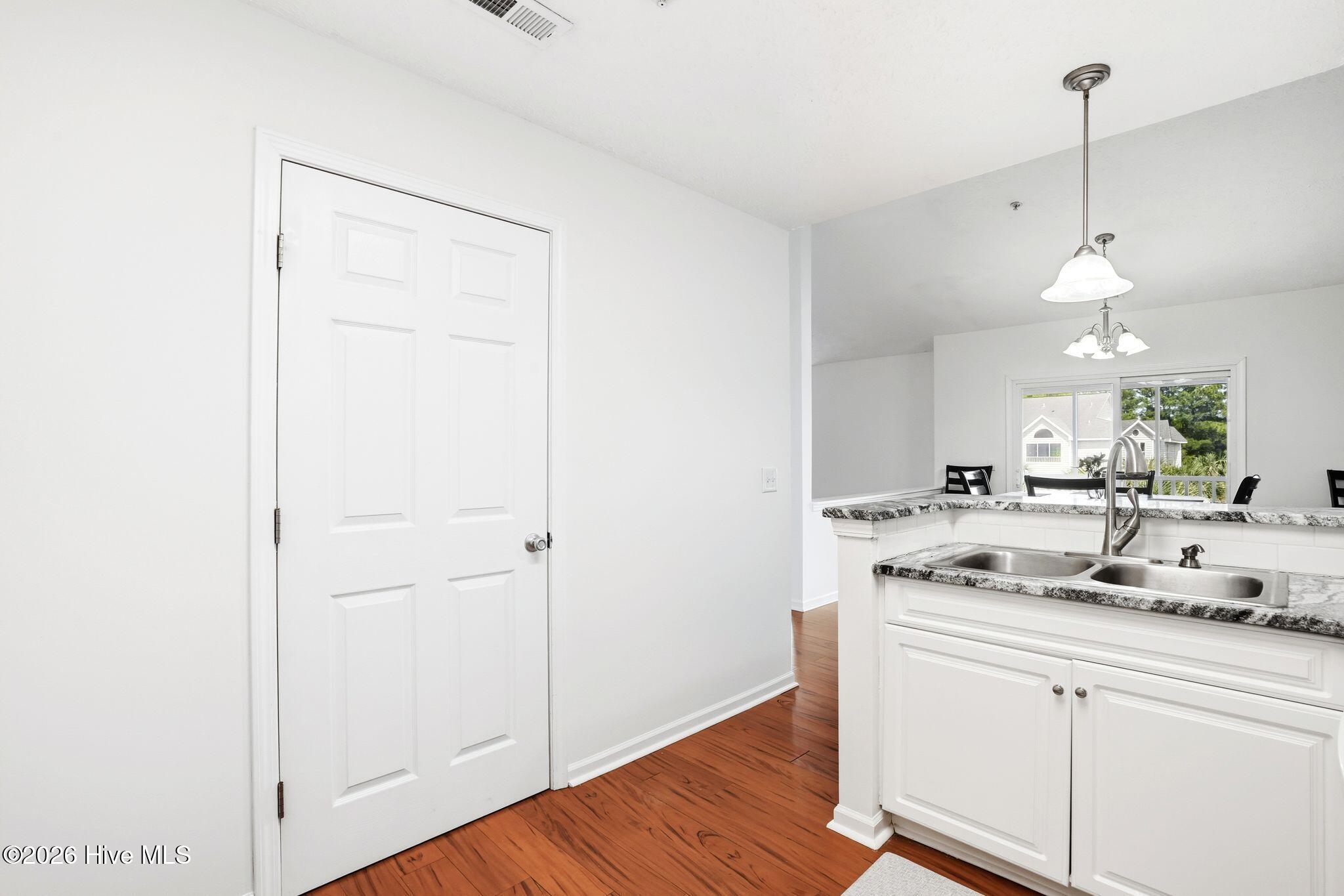 100565628 | Photo 13