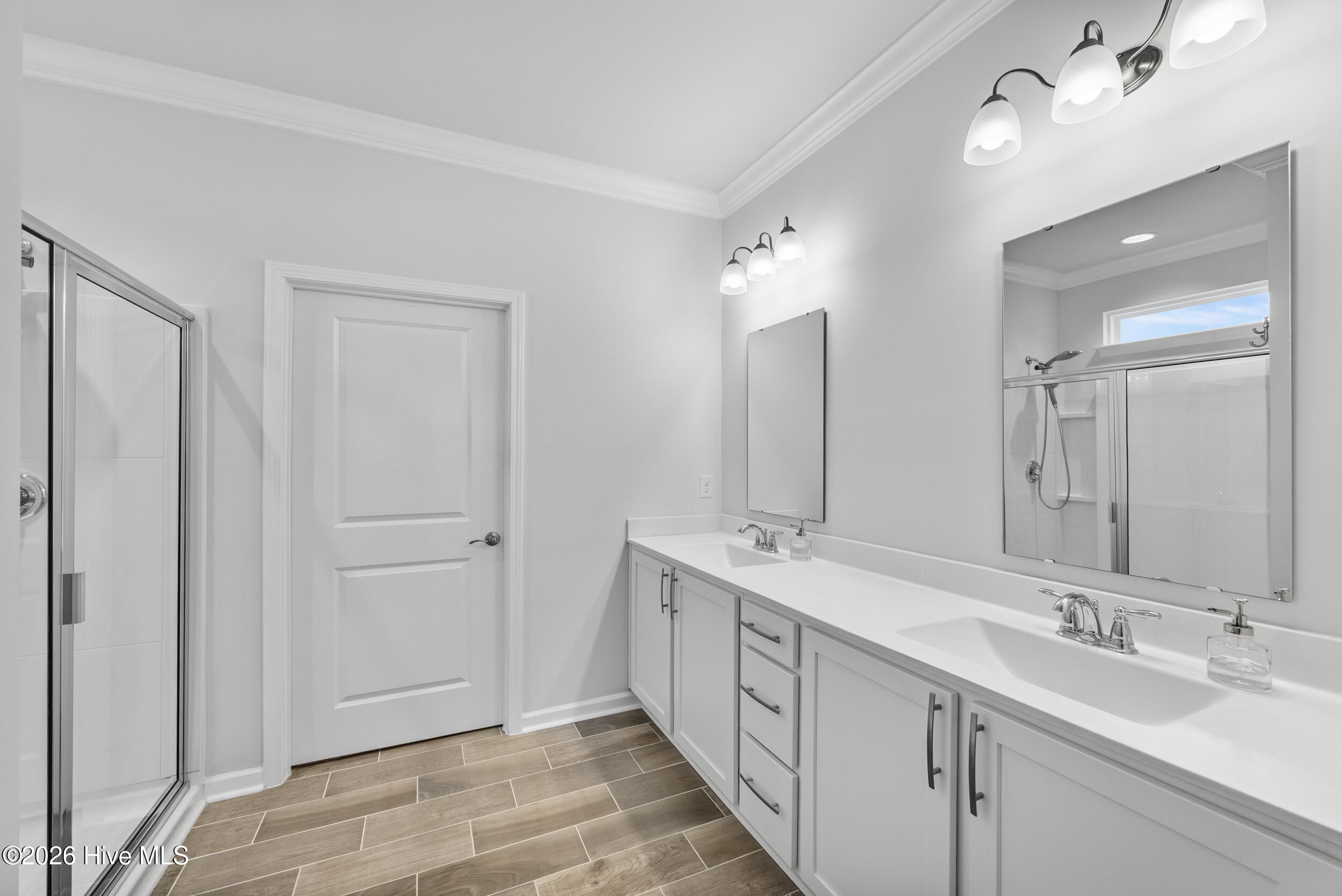 100570393 | Photo 16