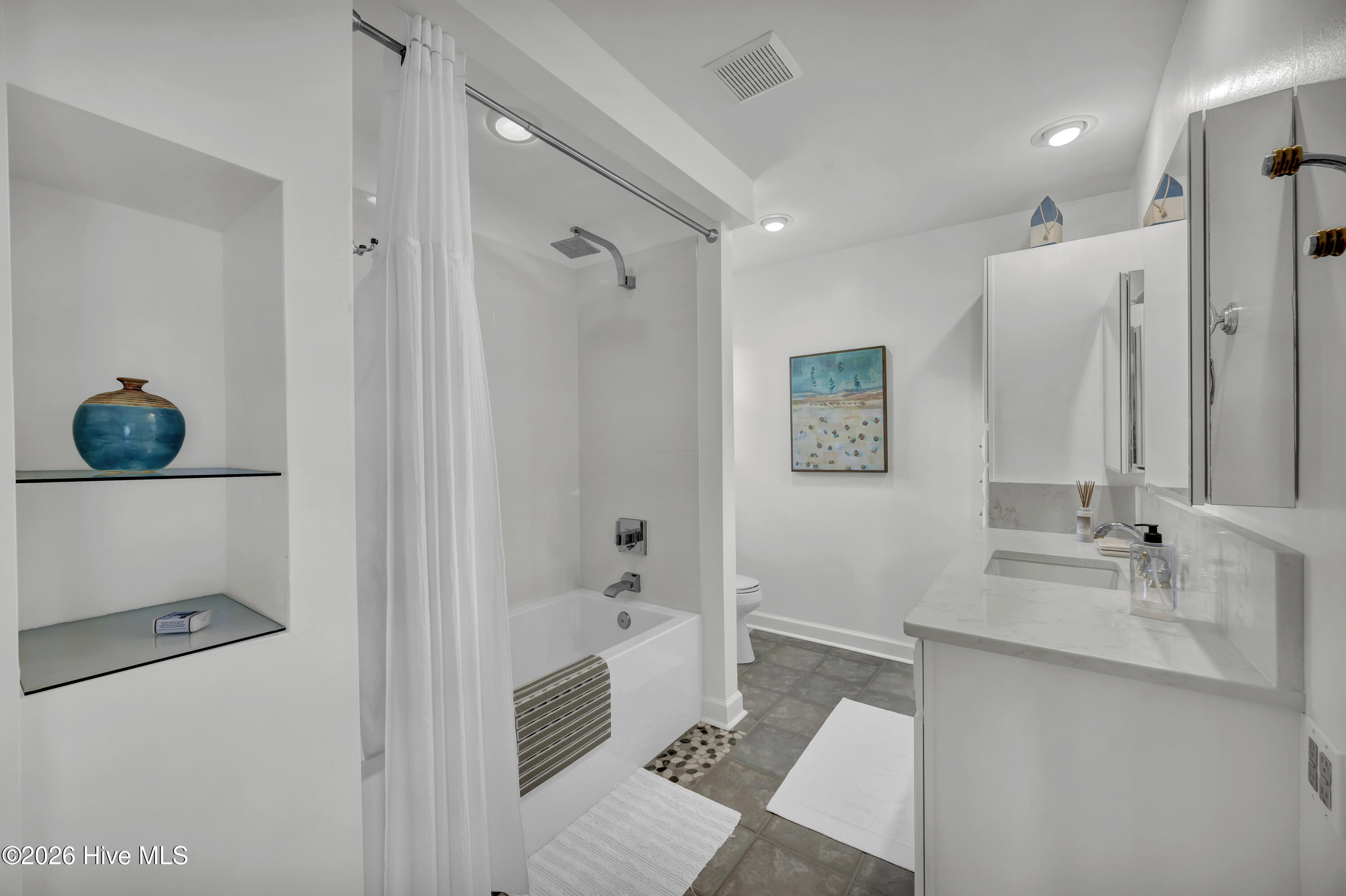 100548002 | Photo 22