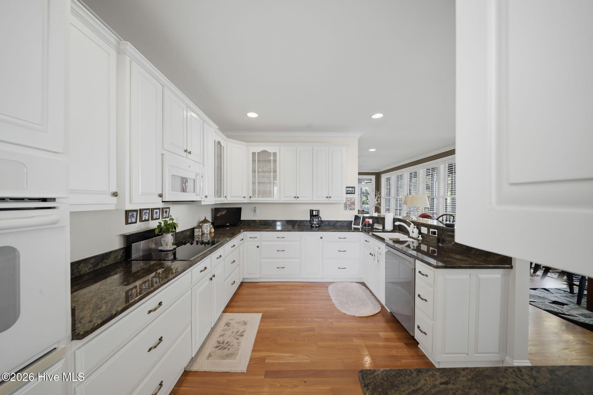 100570394 | Photo 26