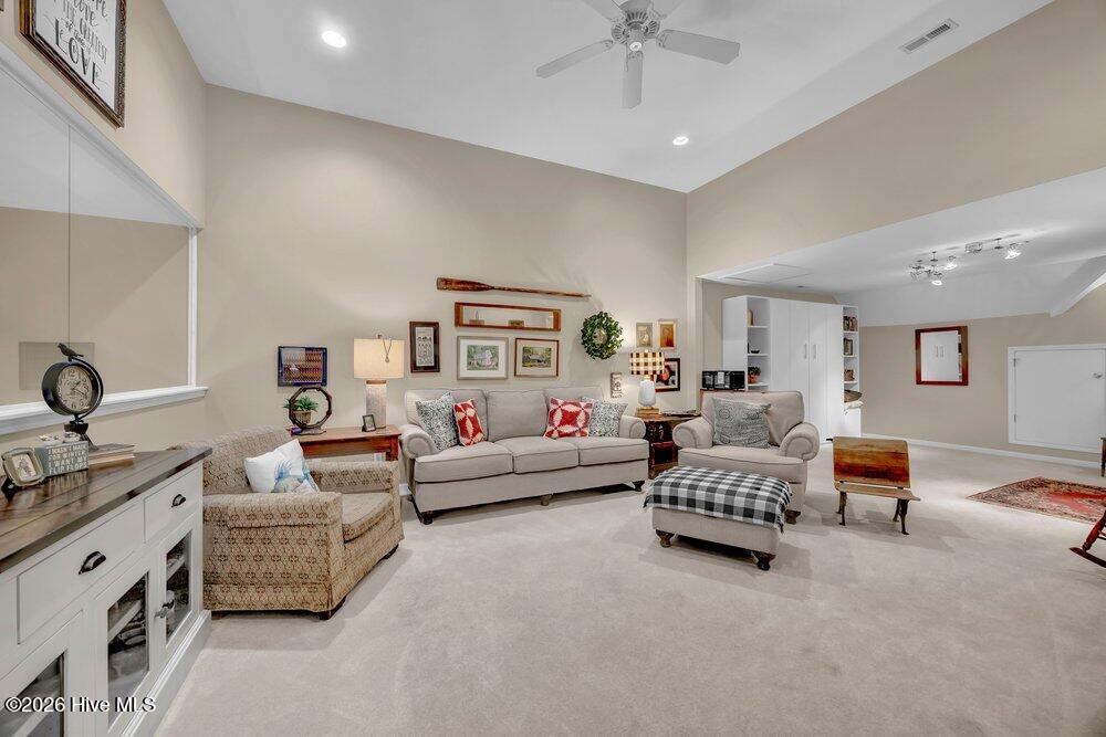 100567820 | Photo 25