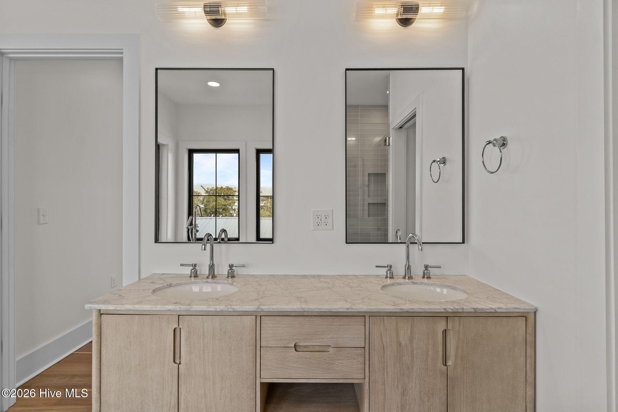 100553287 | Photo 72