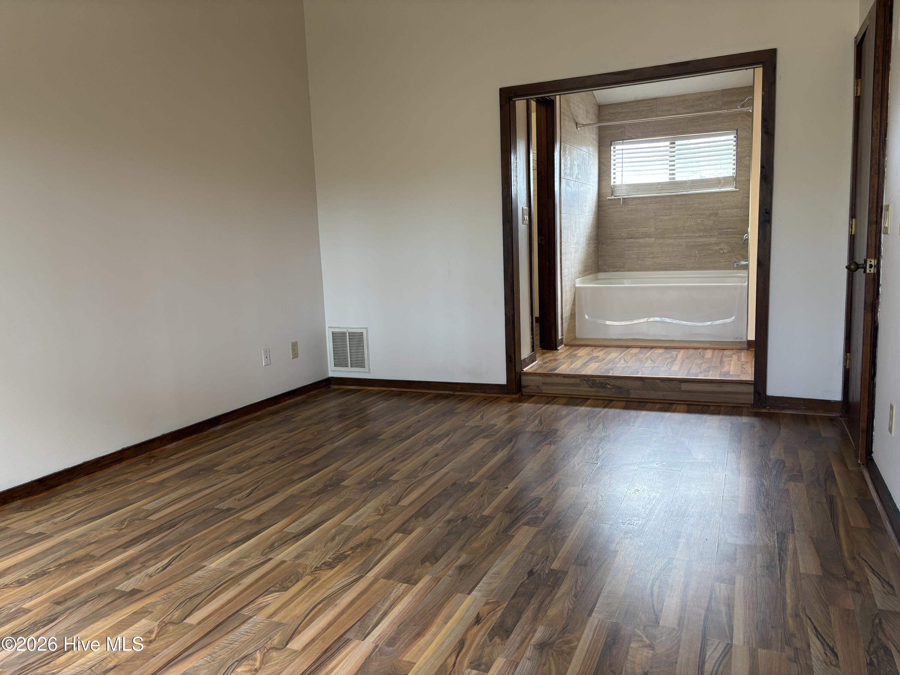 100563769 | Photo 14